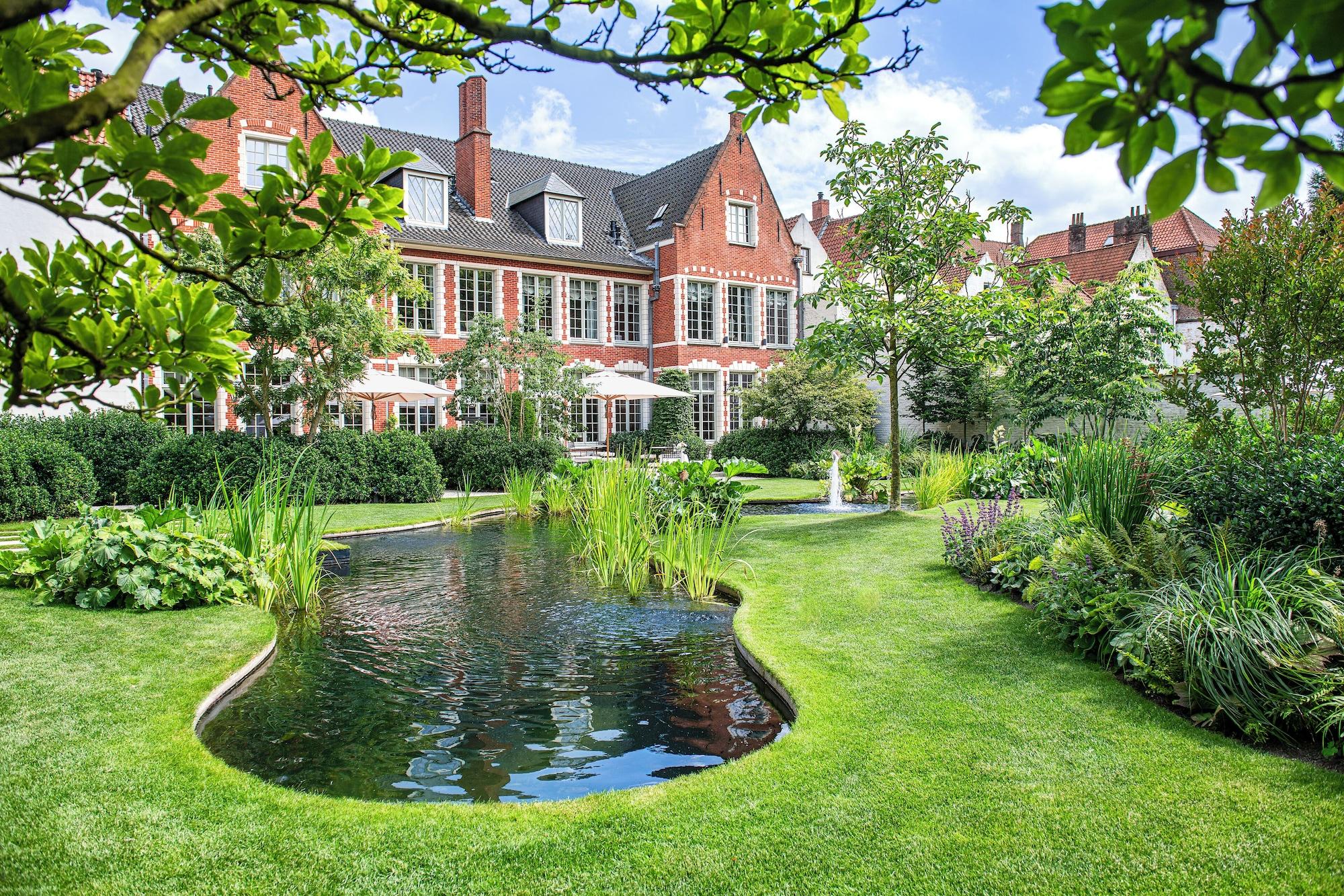 Vista Exterior The Notary