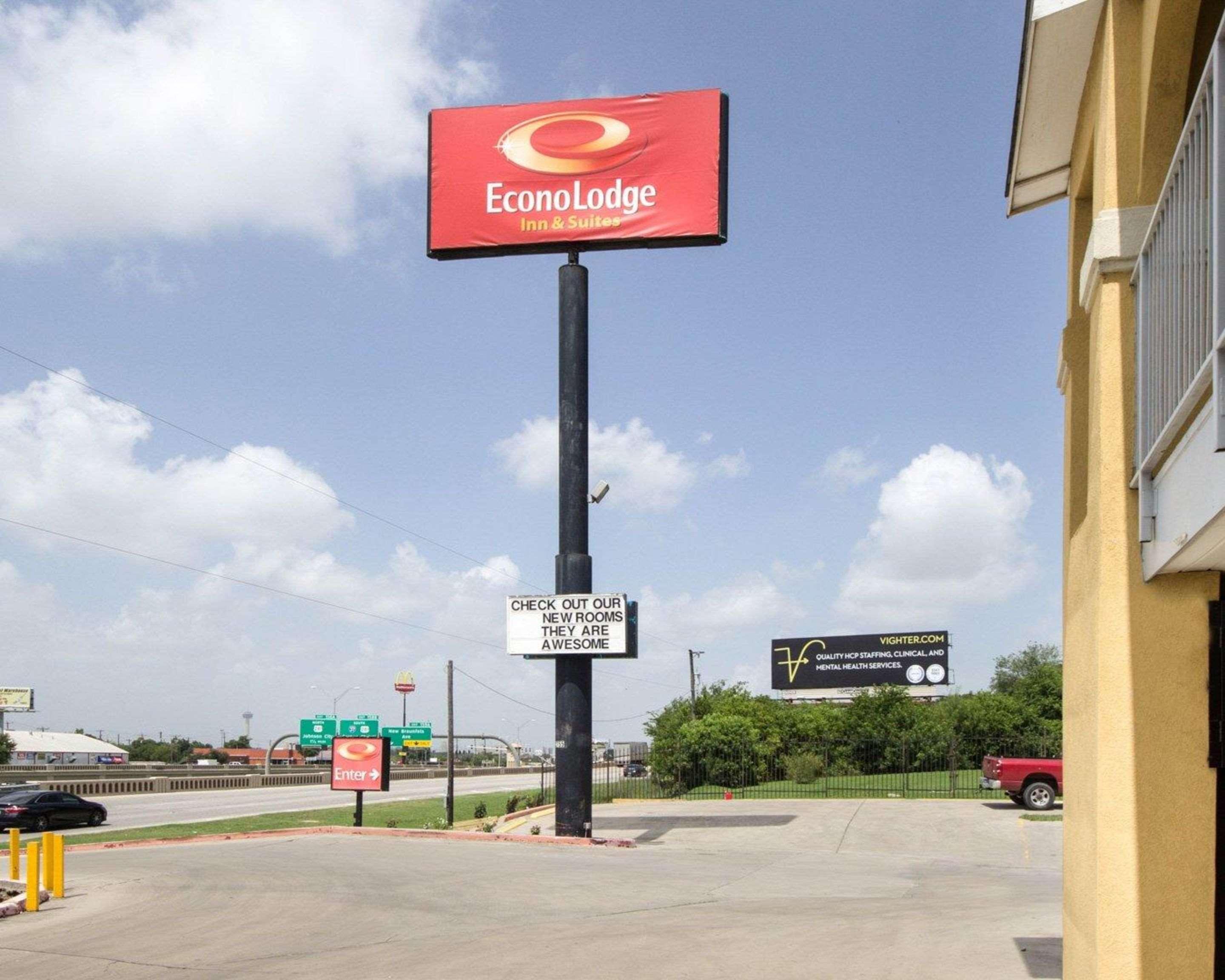 Vista Exterior Econo Lodge Inn & Suites Coliseum