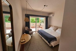 Alquiler Vacacional - Deluxe One-Bedroom Apartment with Garden View