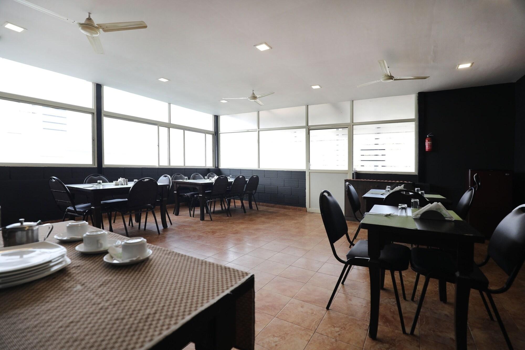 Restaurant OYO 1078 Hotel Royal Serenity