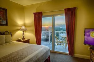 Alquiler Vacacional - Disney Penthouse Amazing Lake Bryan View 2 Bedroom Condo by Redawning