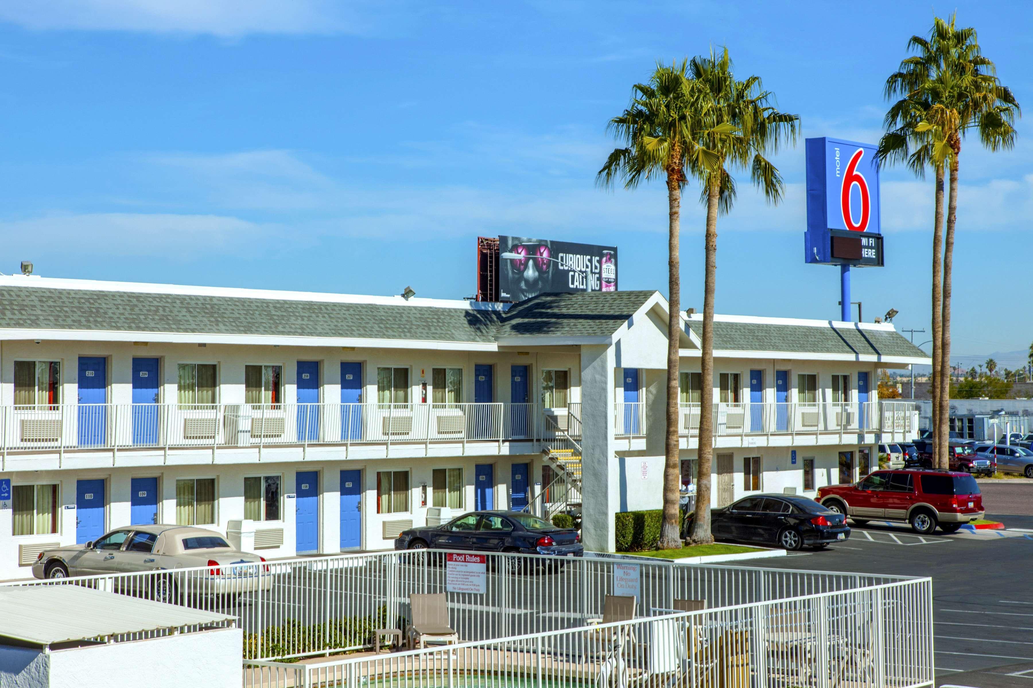 Vista Exterior Motel 6 Phoenix, AZ - Airport - 24th Street