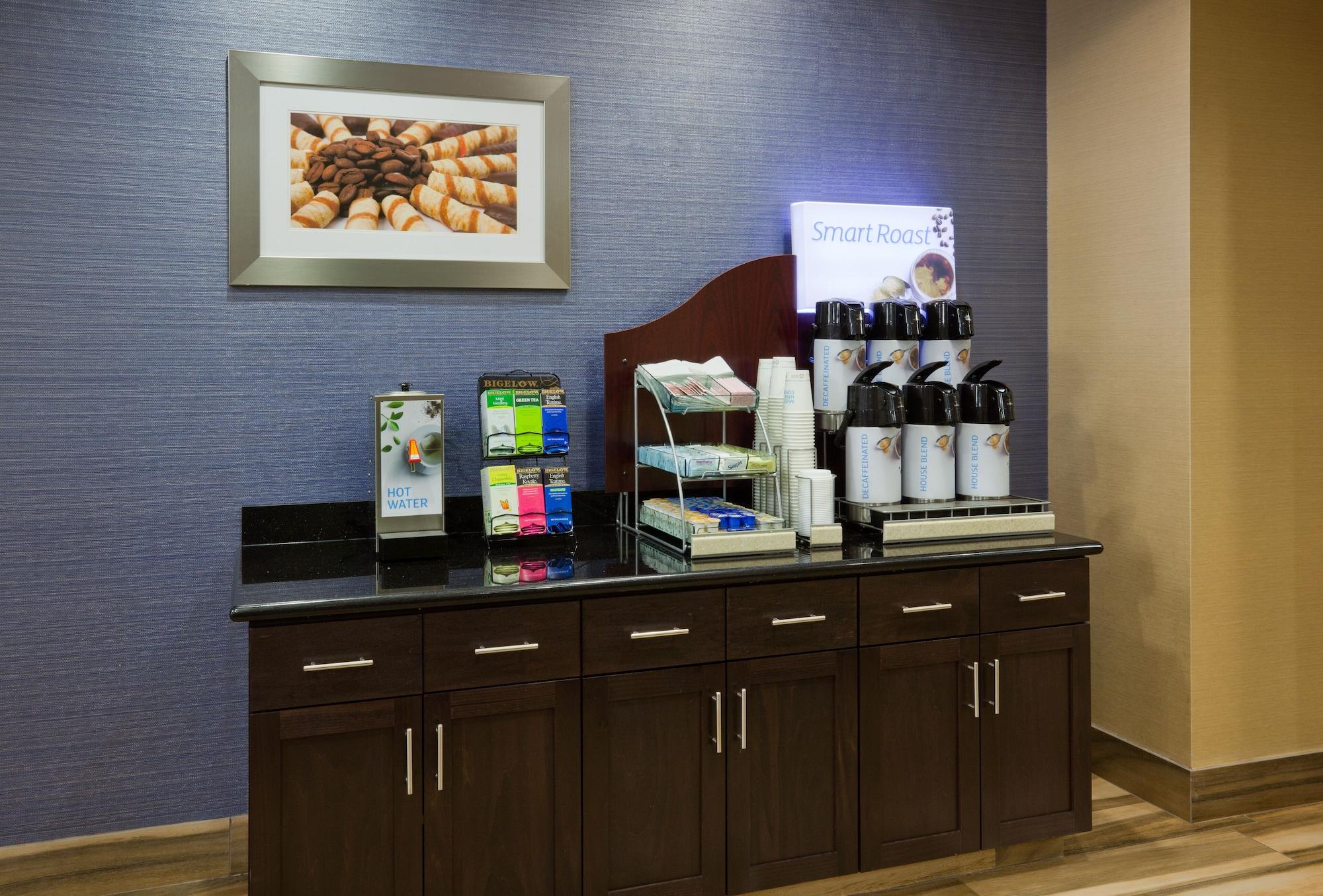 Bar/Salón Holiday Inn Express & Suites Minot by IHG