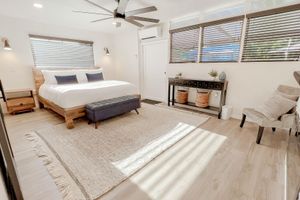 Alquiler Vacacional - Modern Relaxing Retreat w/ Pool, Fire pit, Game room