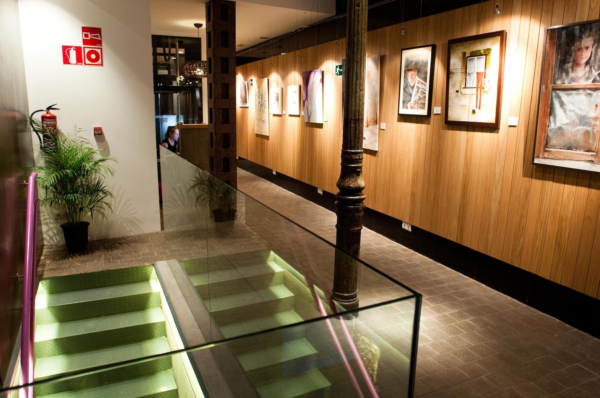 Varios Artrip Hotel