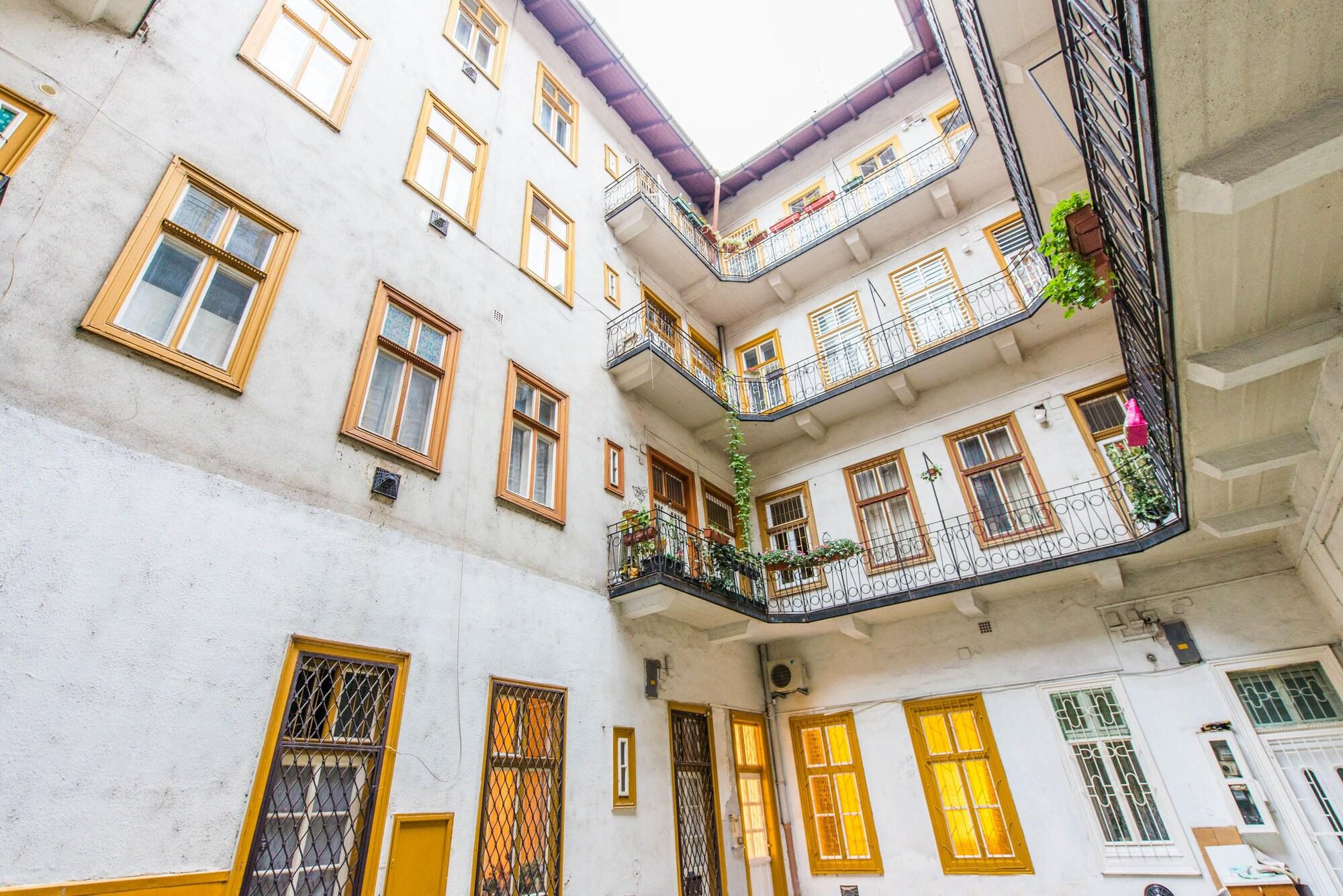 Vista Lobby happy home Budapest JOY