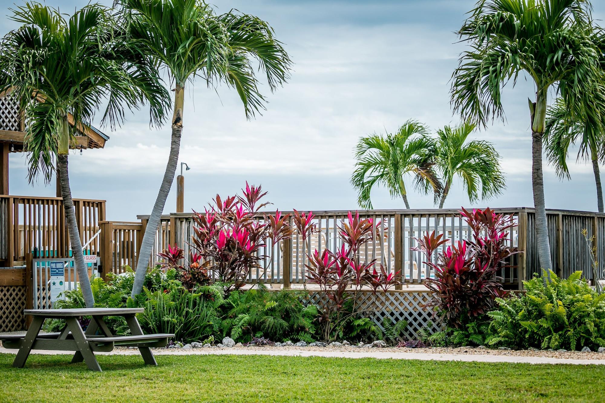 Varios Ragged Edge Resort & Marina