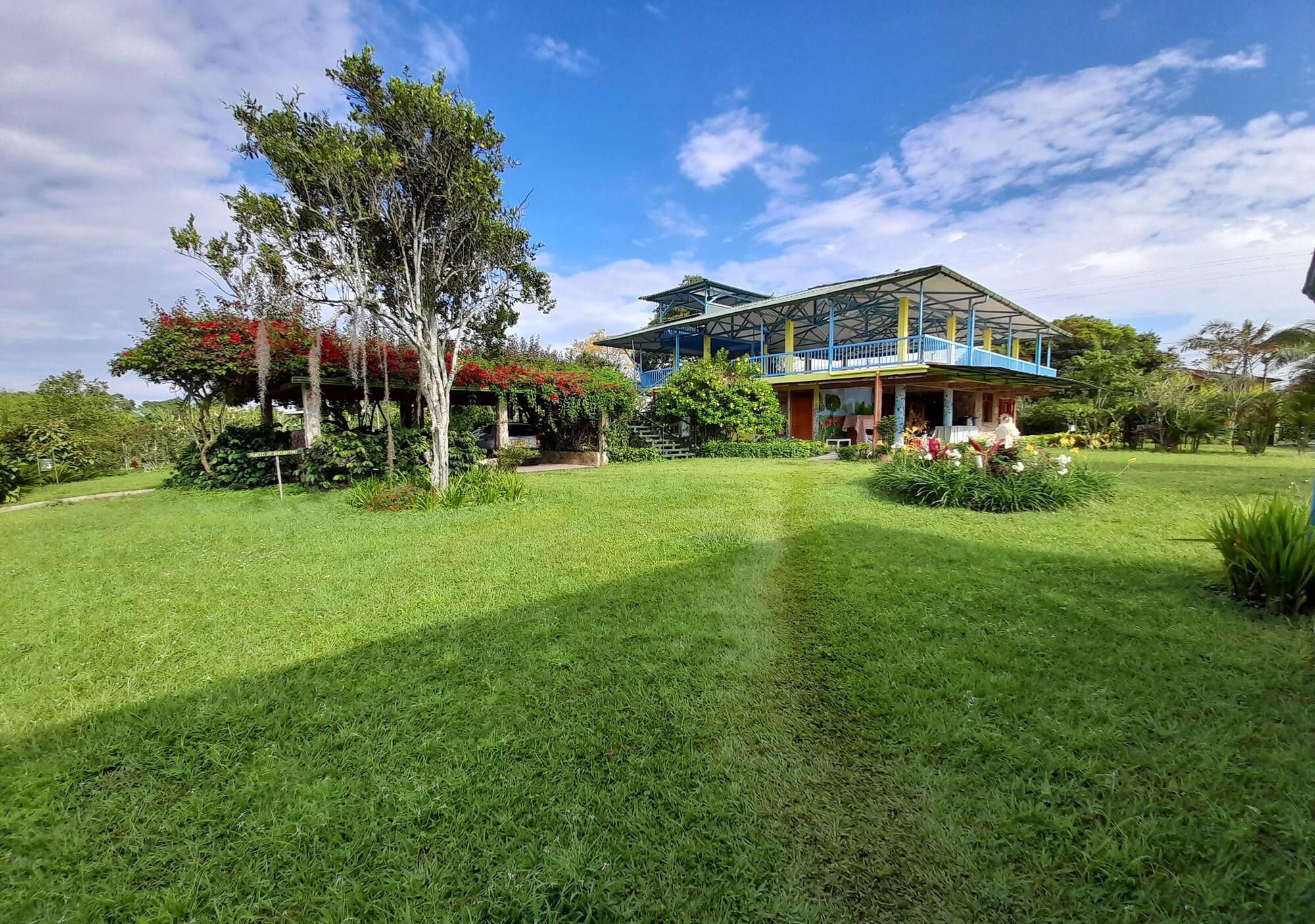 Varios Brugmansia Country Hotel