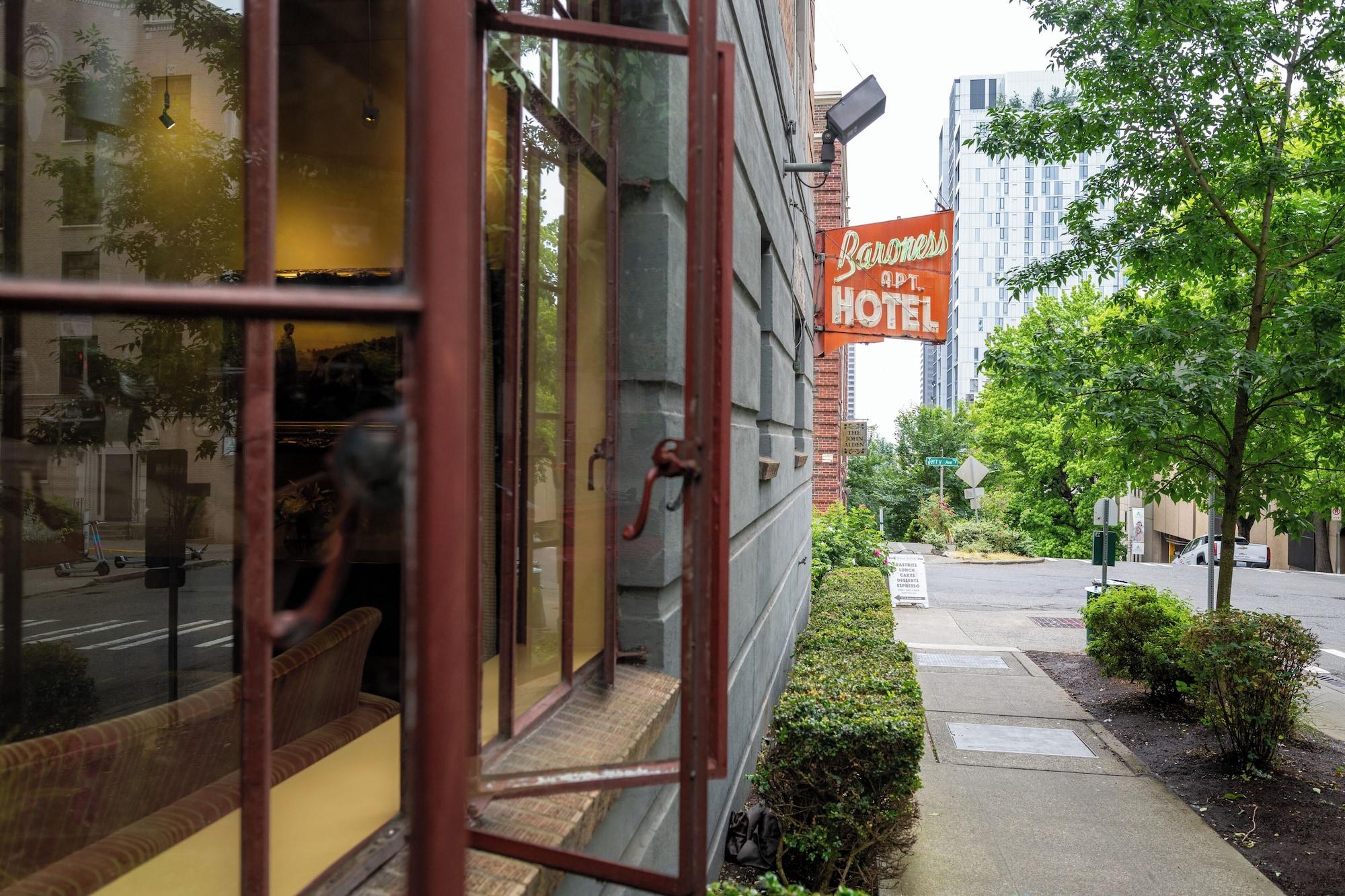 Vista Exterior The Baroness Hotel