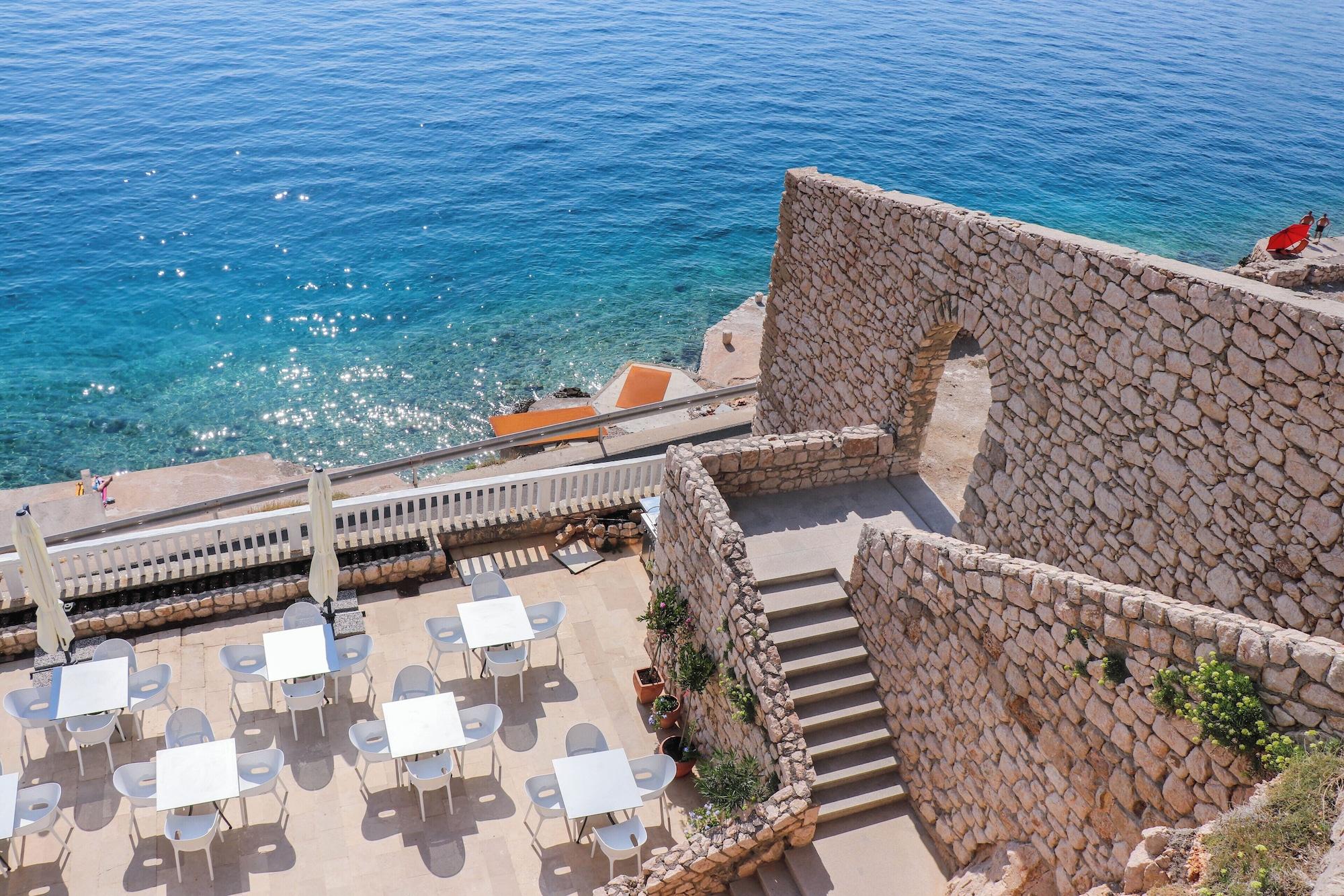 Varios Hotel Kul IN Ablana