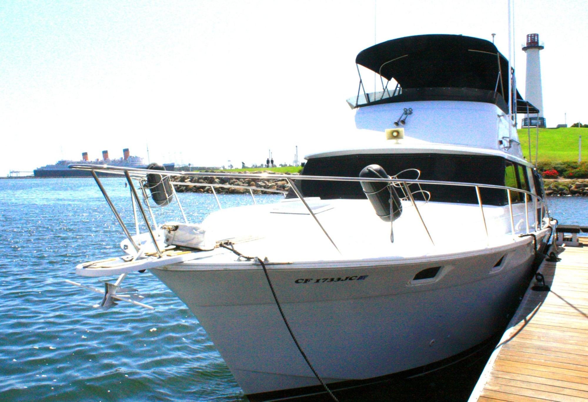 Varios Dockside Boat & Bed Long Beach