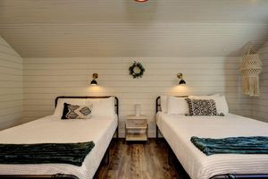 Alojamiento - Grand urban farmhouse w/private heated pool