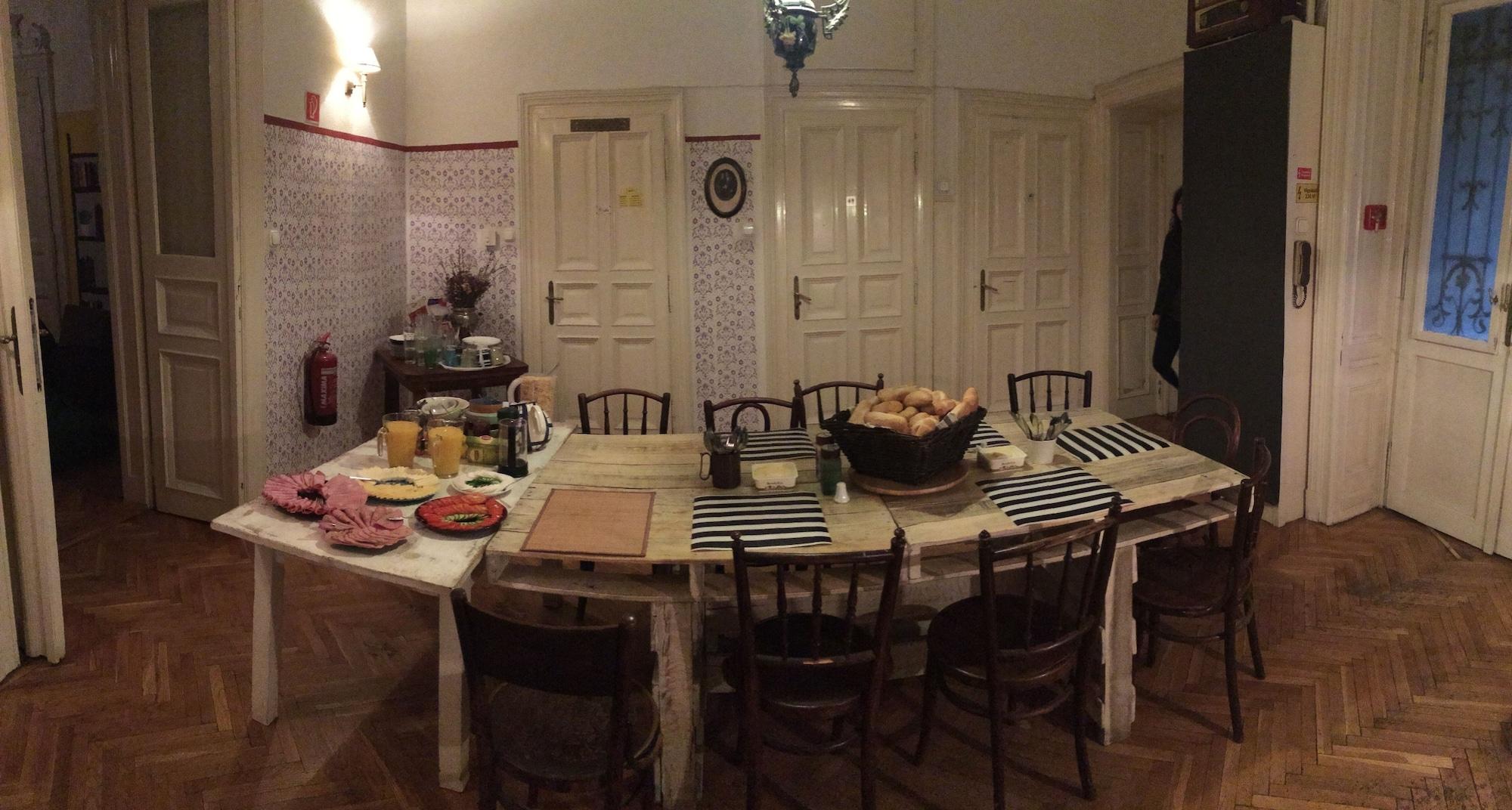 Restaurant Baroque Hostel & Coworking