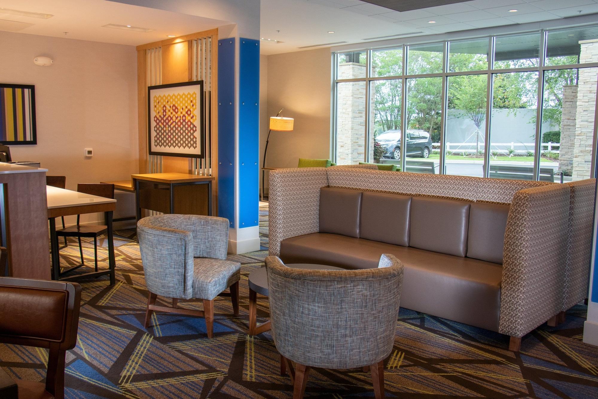 Vista Lobby Holiday Inn Express & Suites Tuscaloosa East - Cottondale by IHG