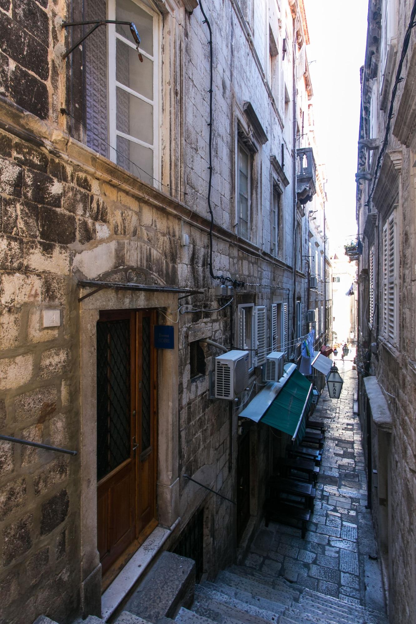 Varios Rooms Fausta Old Town