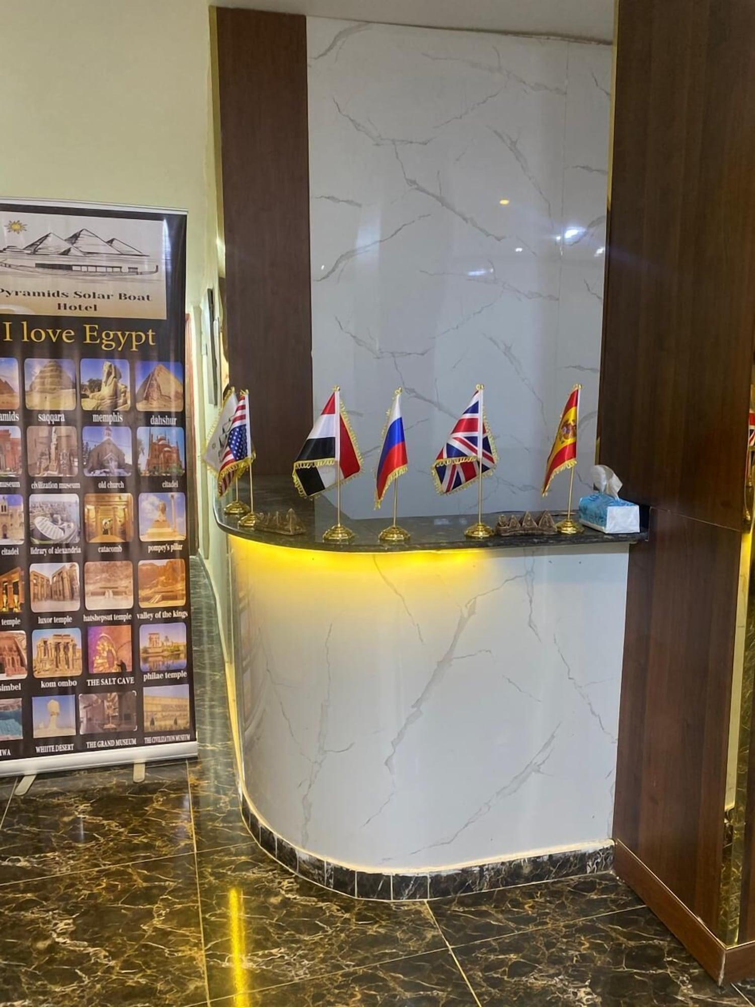 Vista Exterior Pyramids Solar Boat Inn