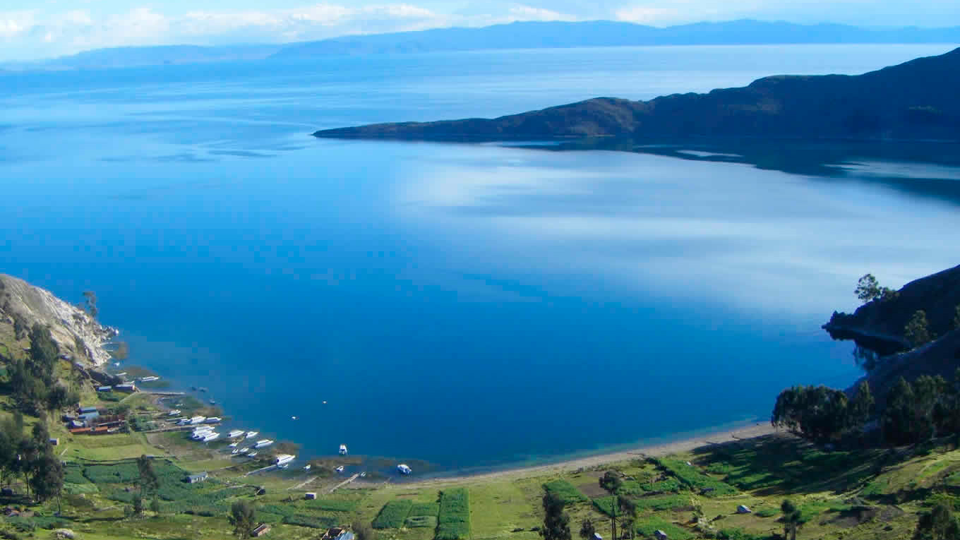 Озеро титикака в южной америке. Боливия озеро Титикака. Озеро Титикака Перу. Южная Америка озеро Титикака. Высокогорное озеро Титикака.