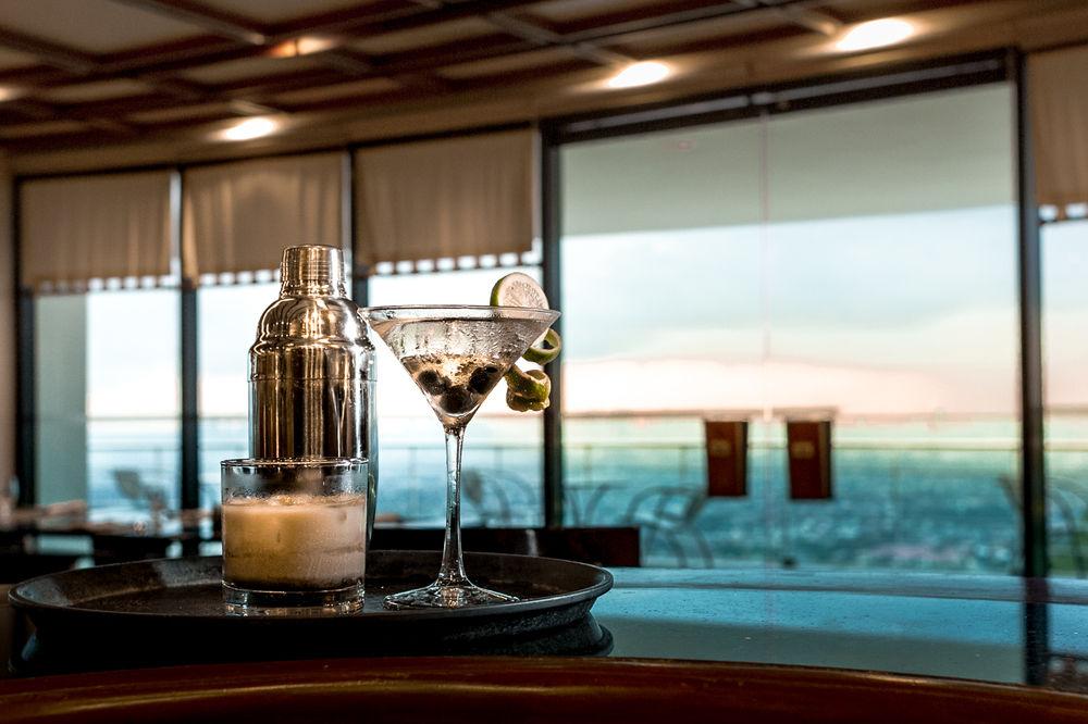 Bar/Salón Eugenio Lopez Center