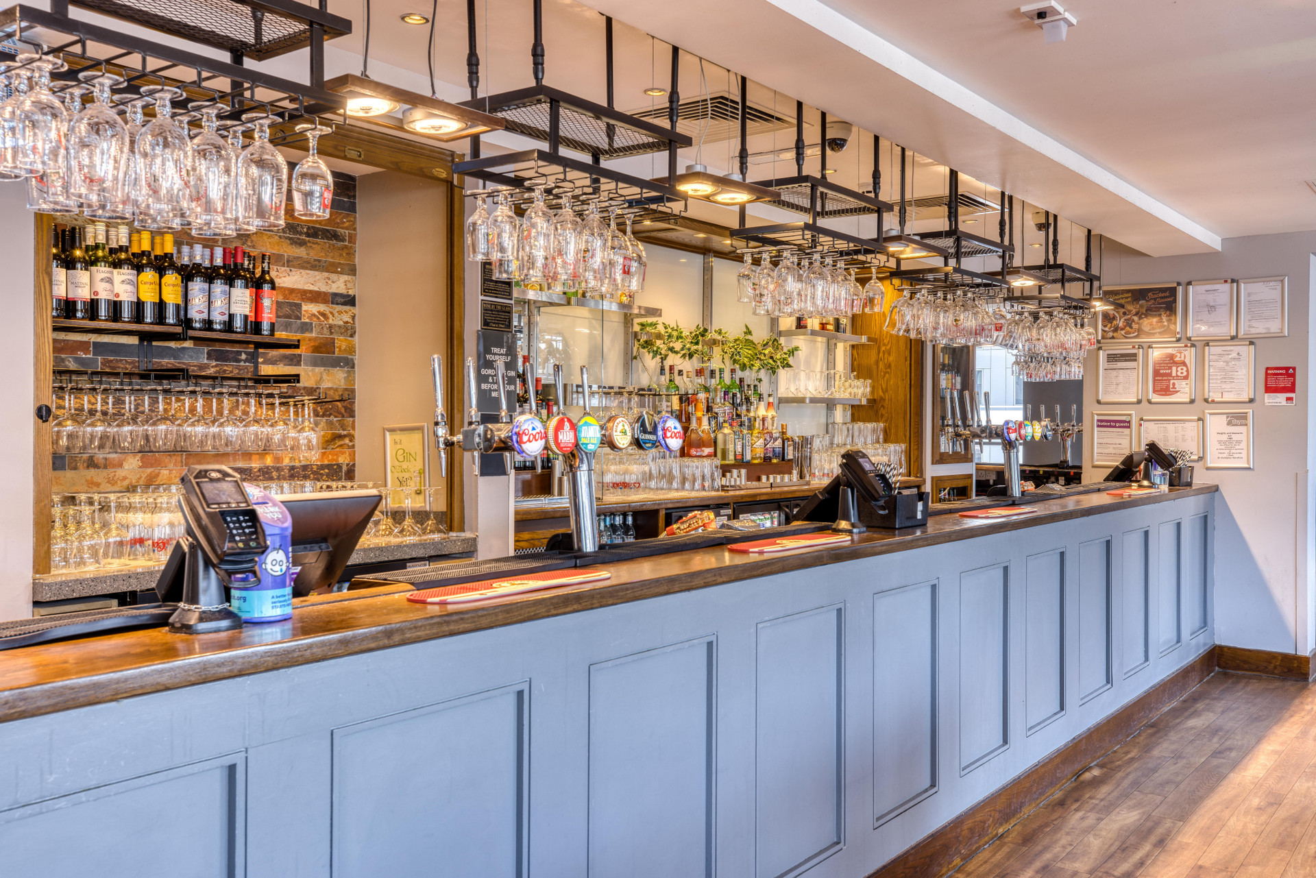 Bar/Salón Premier Inn London Gatwick Airport