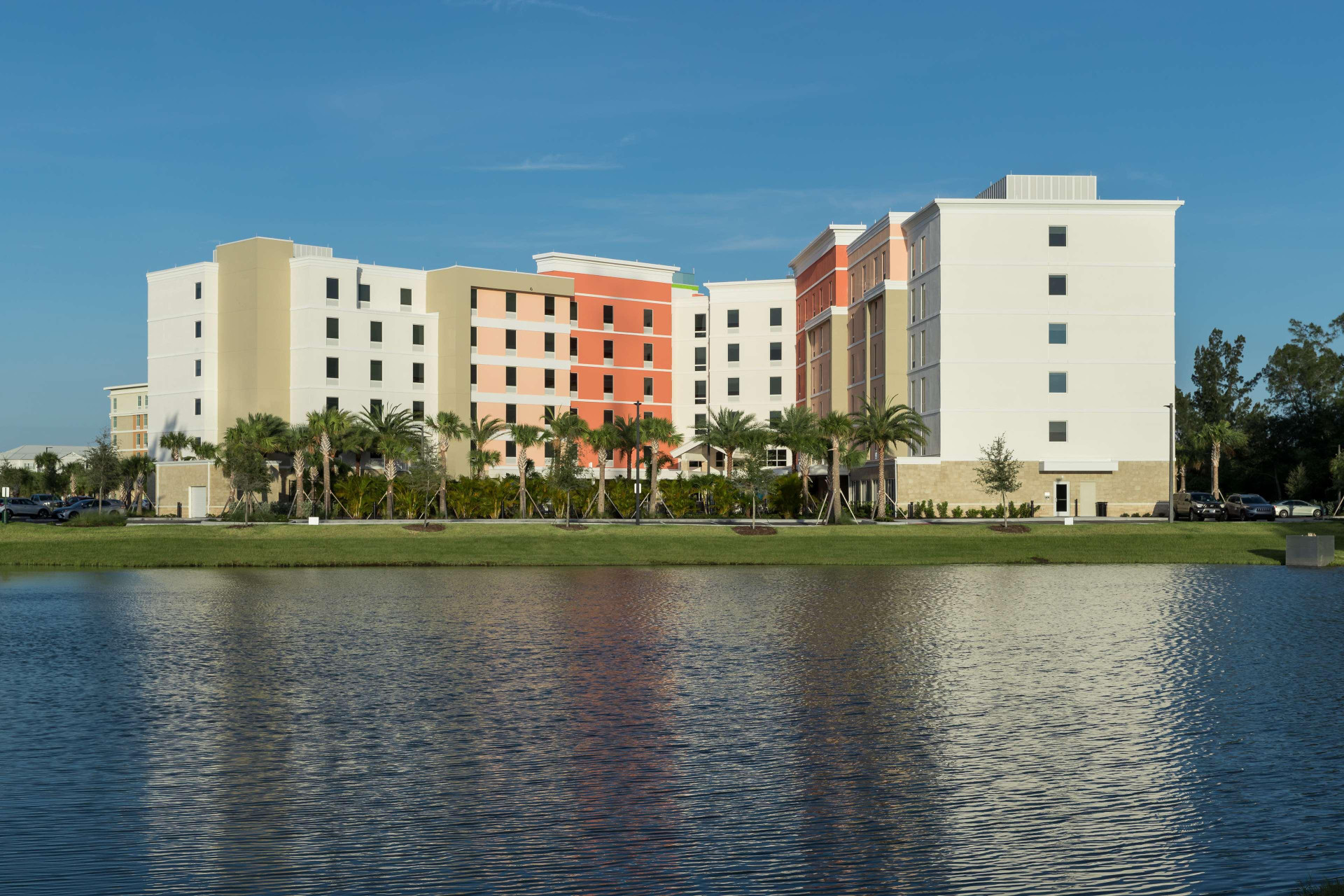 Vista da fachada Hampton Inn & Suites Cape Canaveral Cruise Port