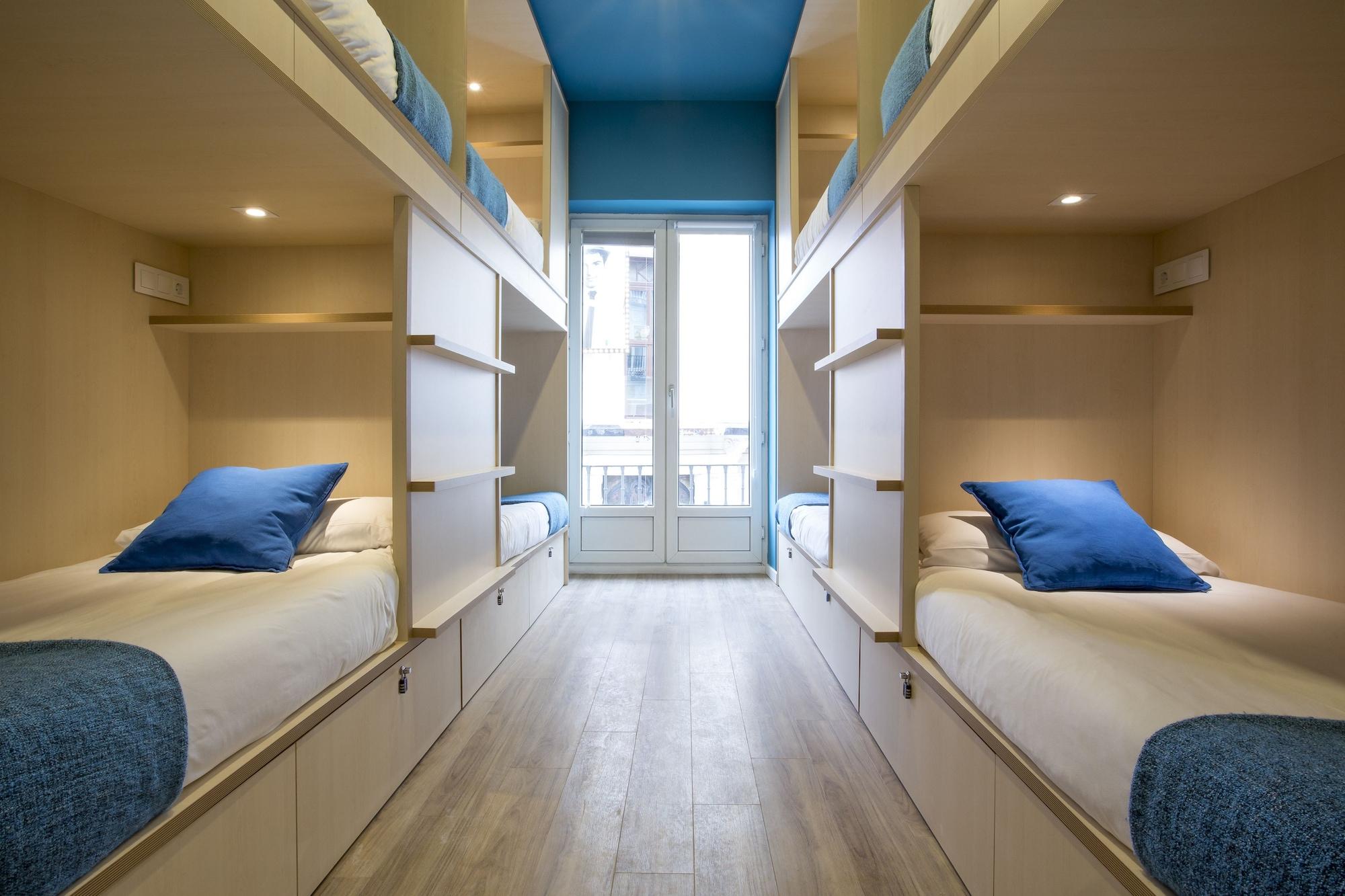 Varios Mola Hostel