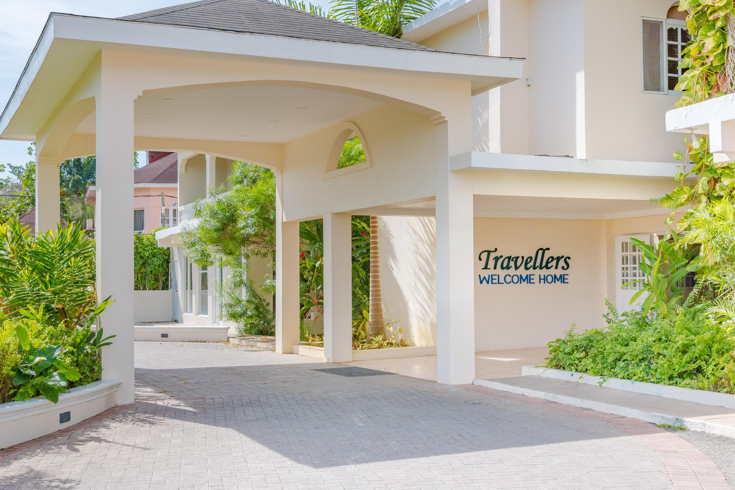 Vista Exterior Travellers Beach Resort