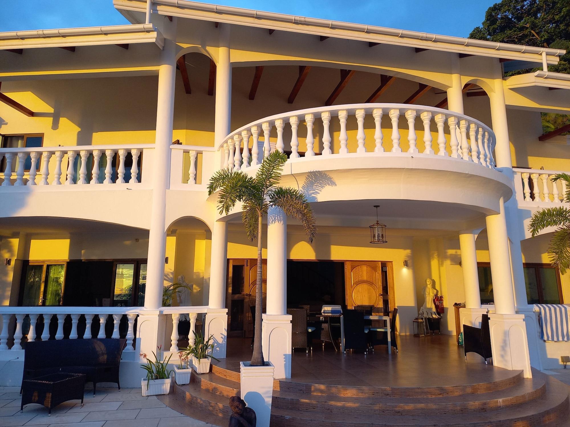 Vista Exterior Petit Amour Villa