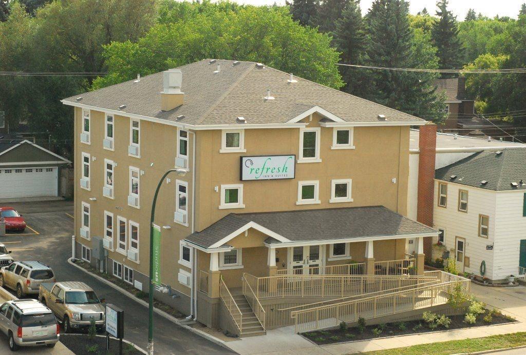 Varios Refresh Inn & Suites