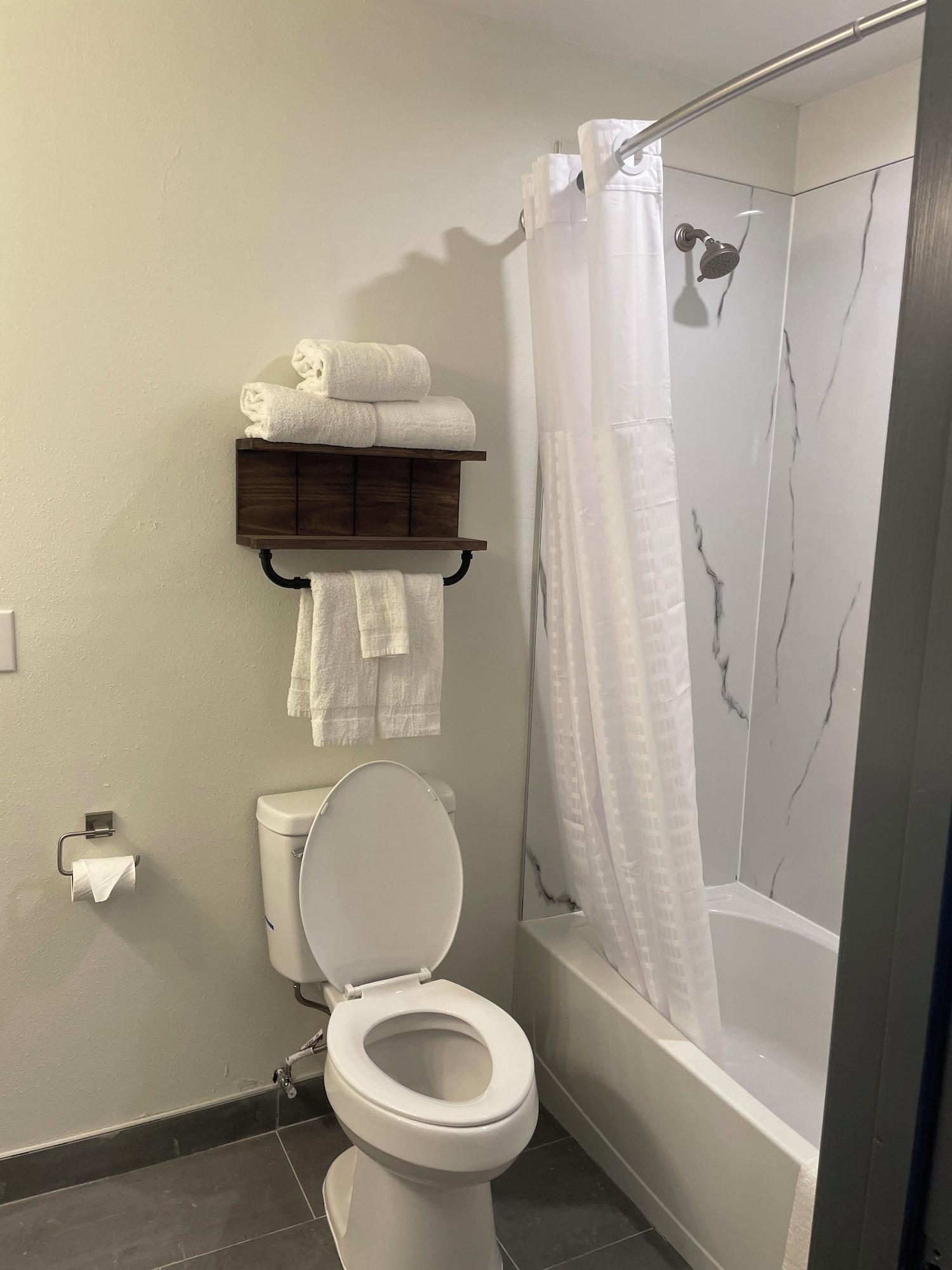 Equipamiento de Habitación Ramada by Wyndham Studio Suites Dothan