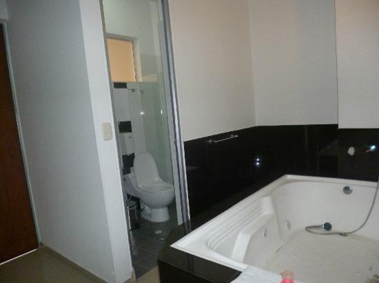 Baño HOTEL CATAMA INN