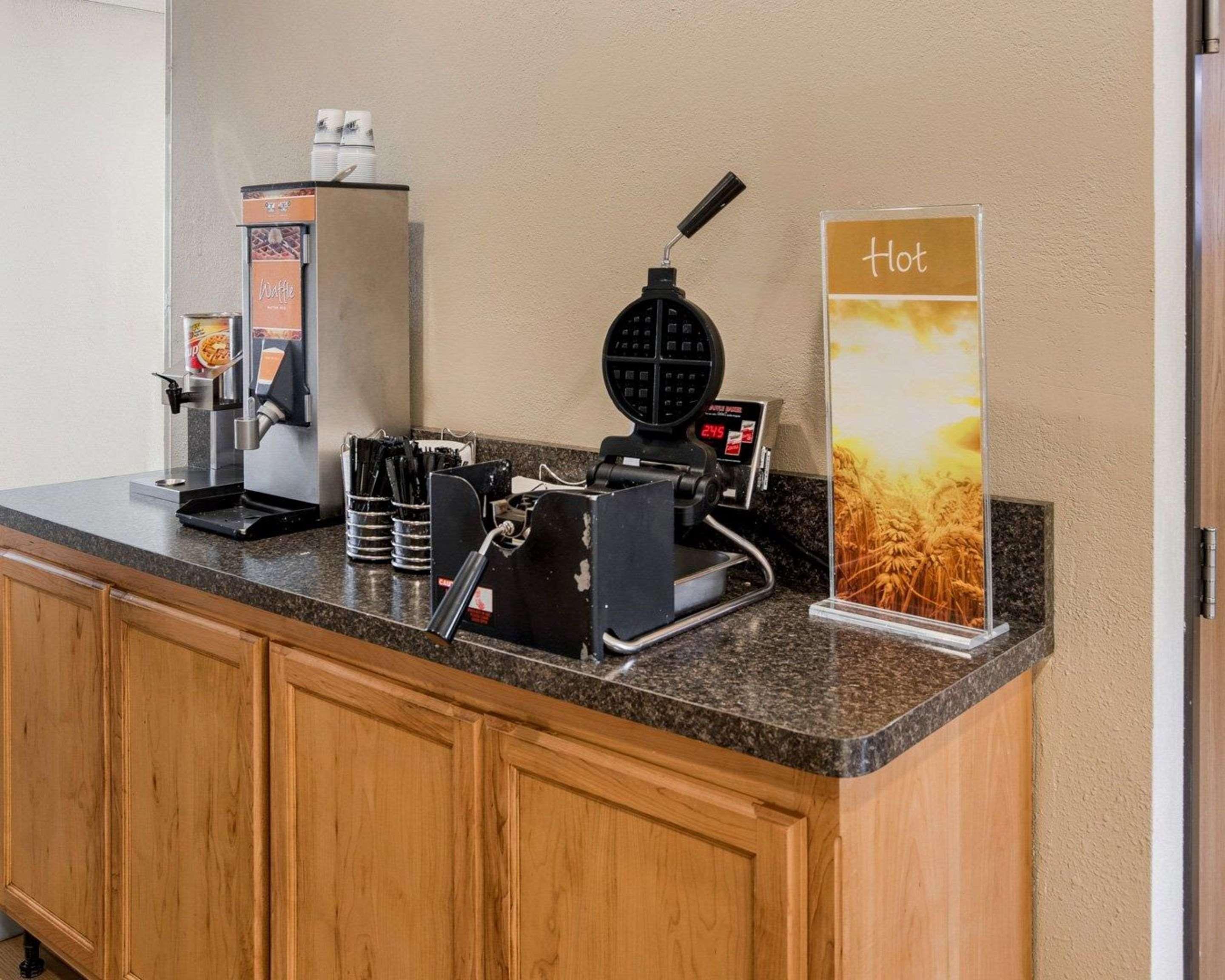 Restaurant Quality Inn near Northtown Mall & National Sports Center