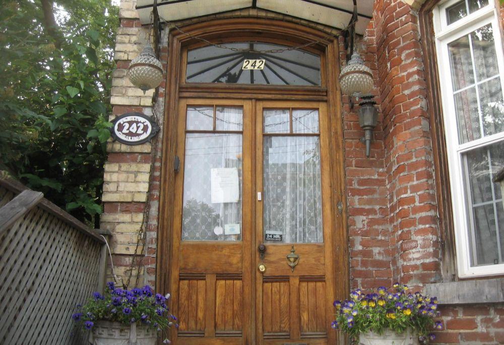 Vista Exterior Pimblett's Downtown Toronto B&B