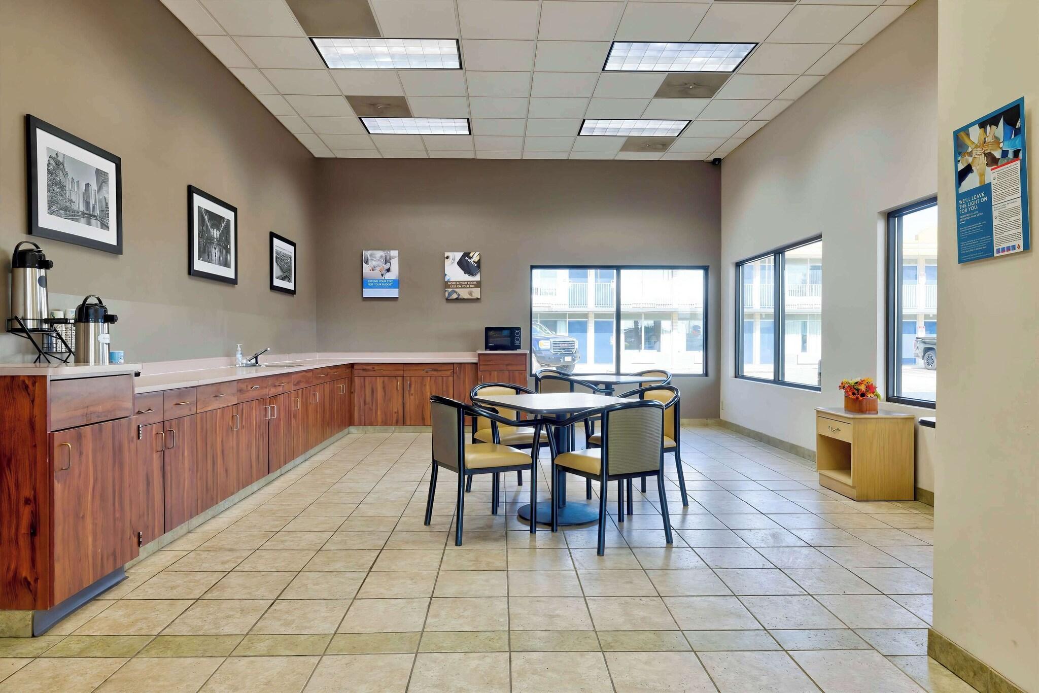 Vista Lobby Motel 6 Effingham, IL