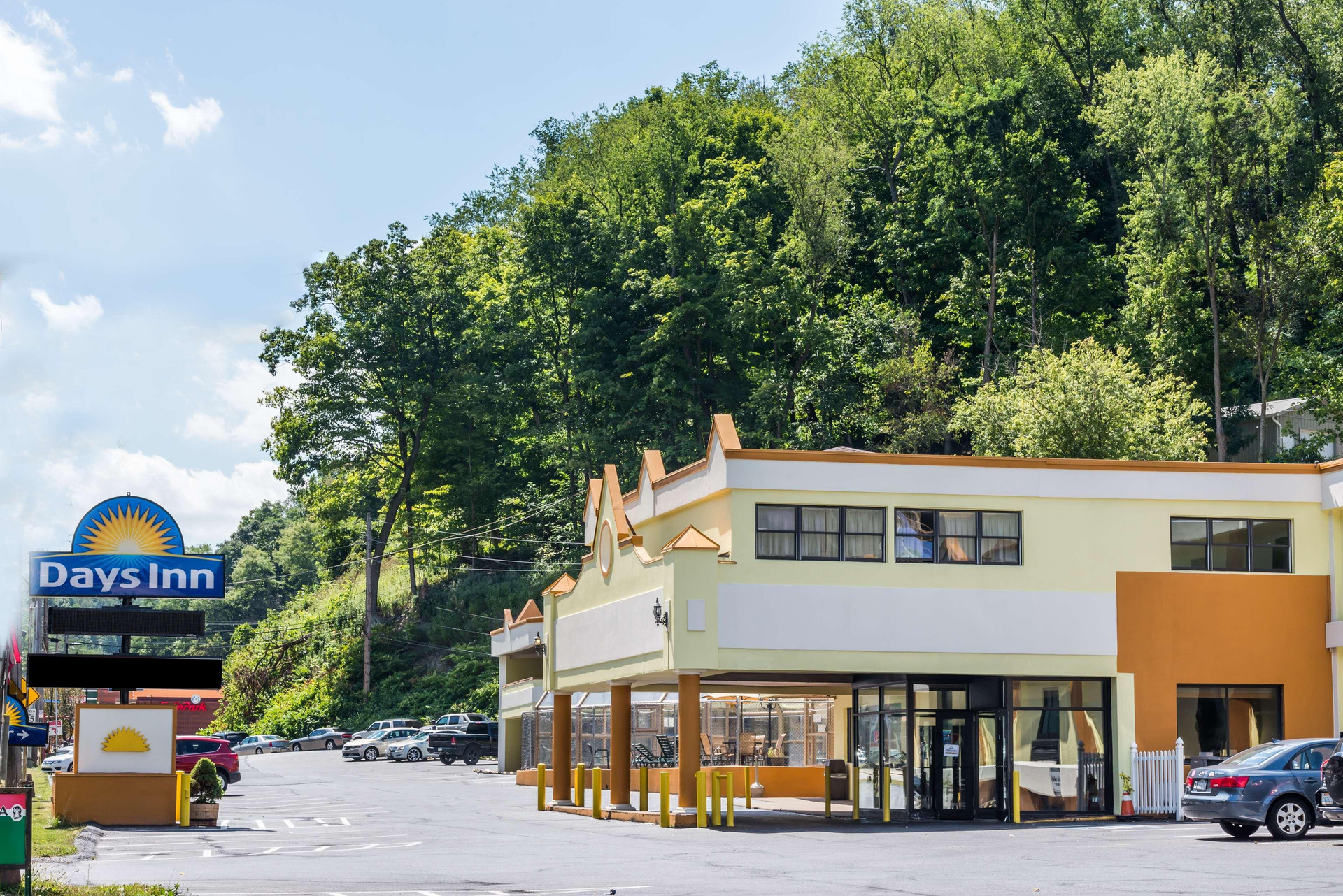 Vista Exterior Days Inn by Wyndham Pittsburgh