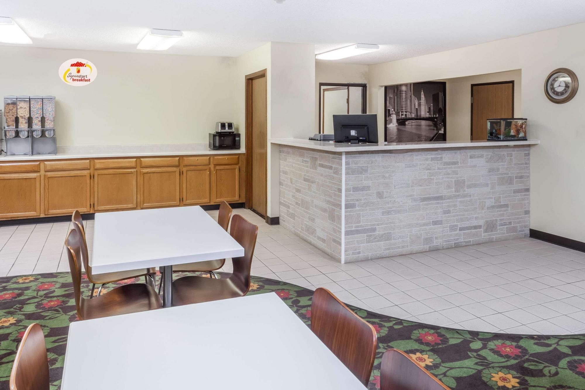 Vista Lobby Super 8 by Wyndham Pekin/Peoria Area
