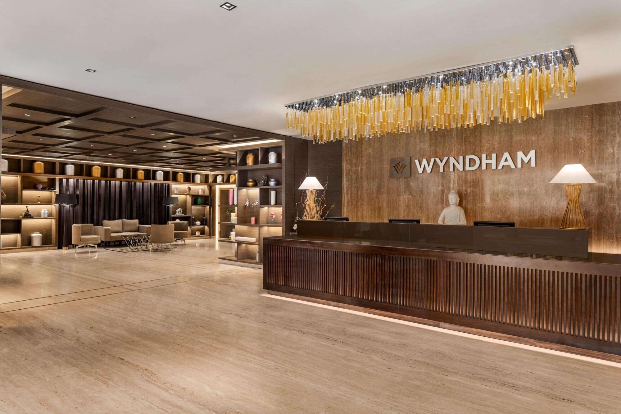 Vista Lobby Wyndham Ahmedabad Shela