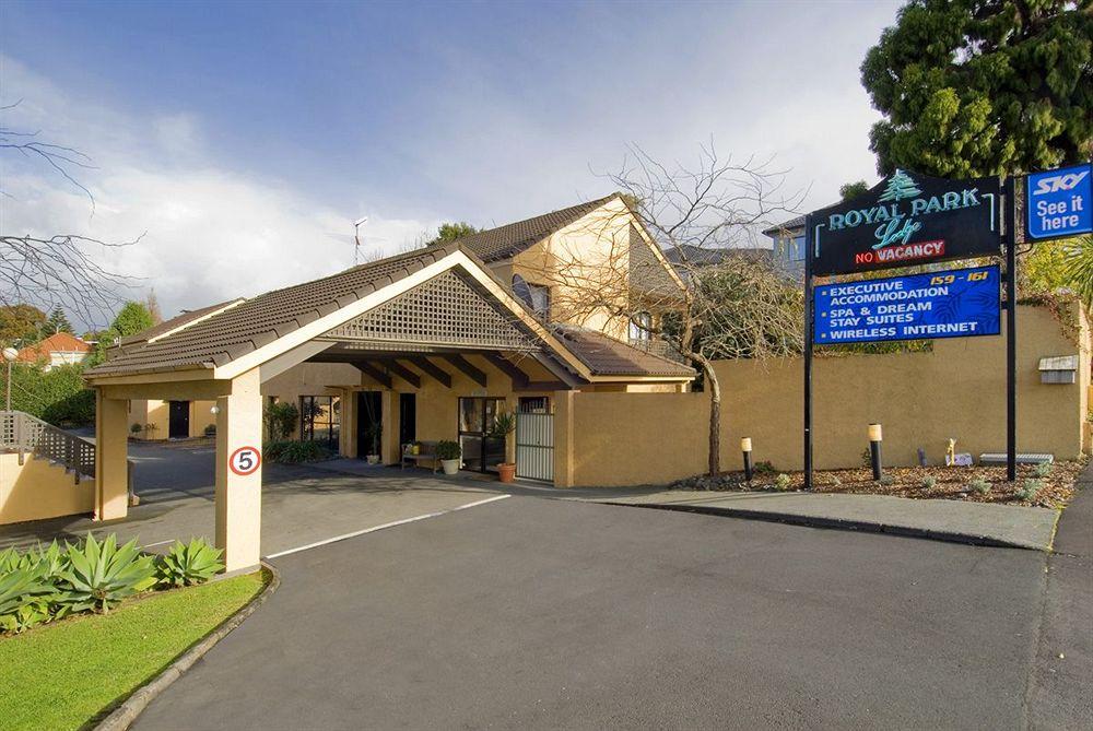 Varios Royal Park Lodge