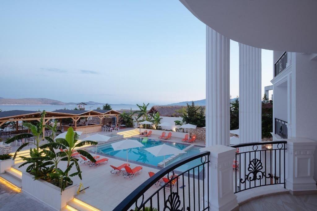 Vista Piscina Vila Kalcuni