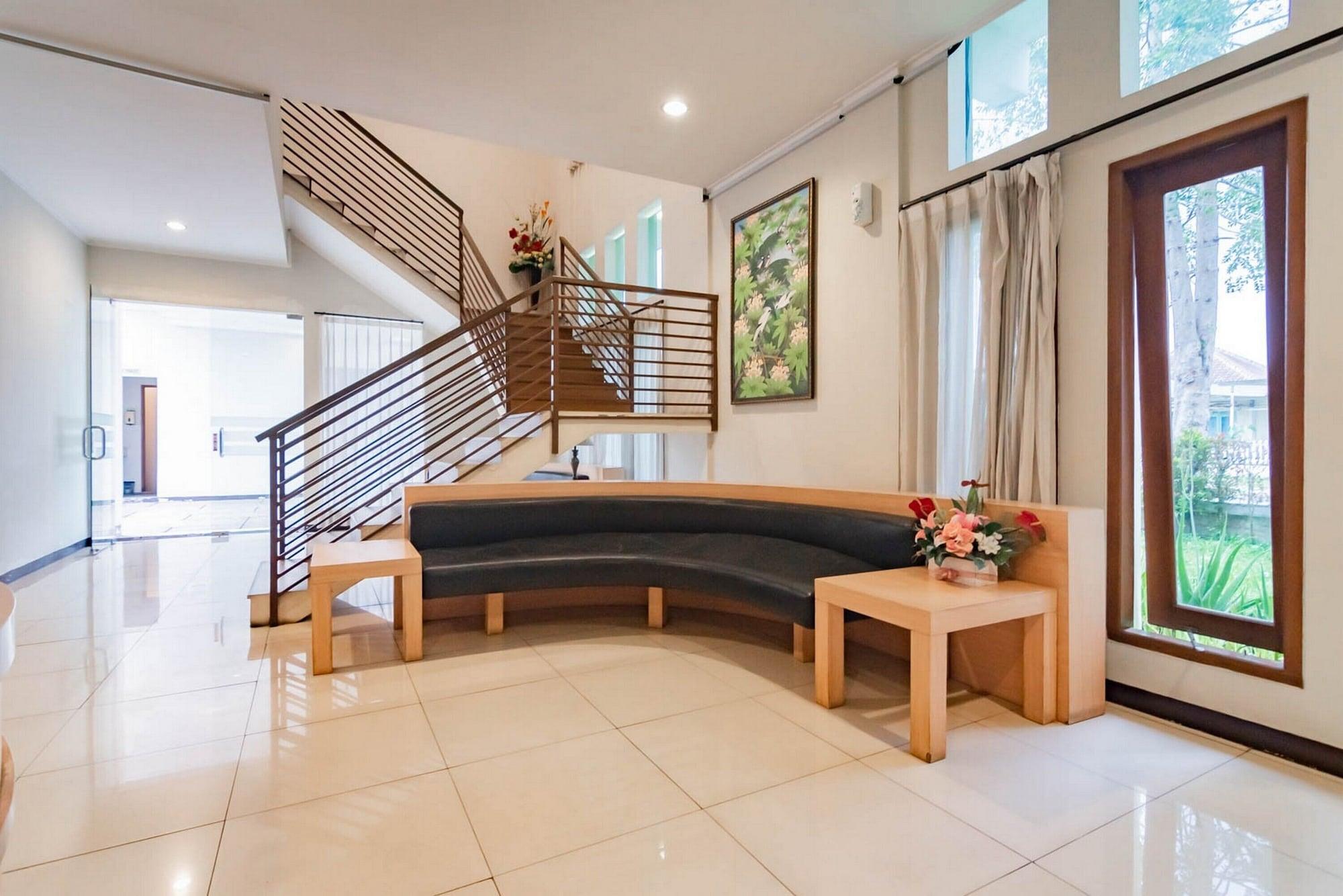 Vista Lobby RedDoorz @ Sersan Bajuri Atas