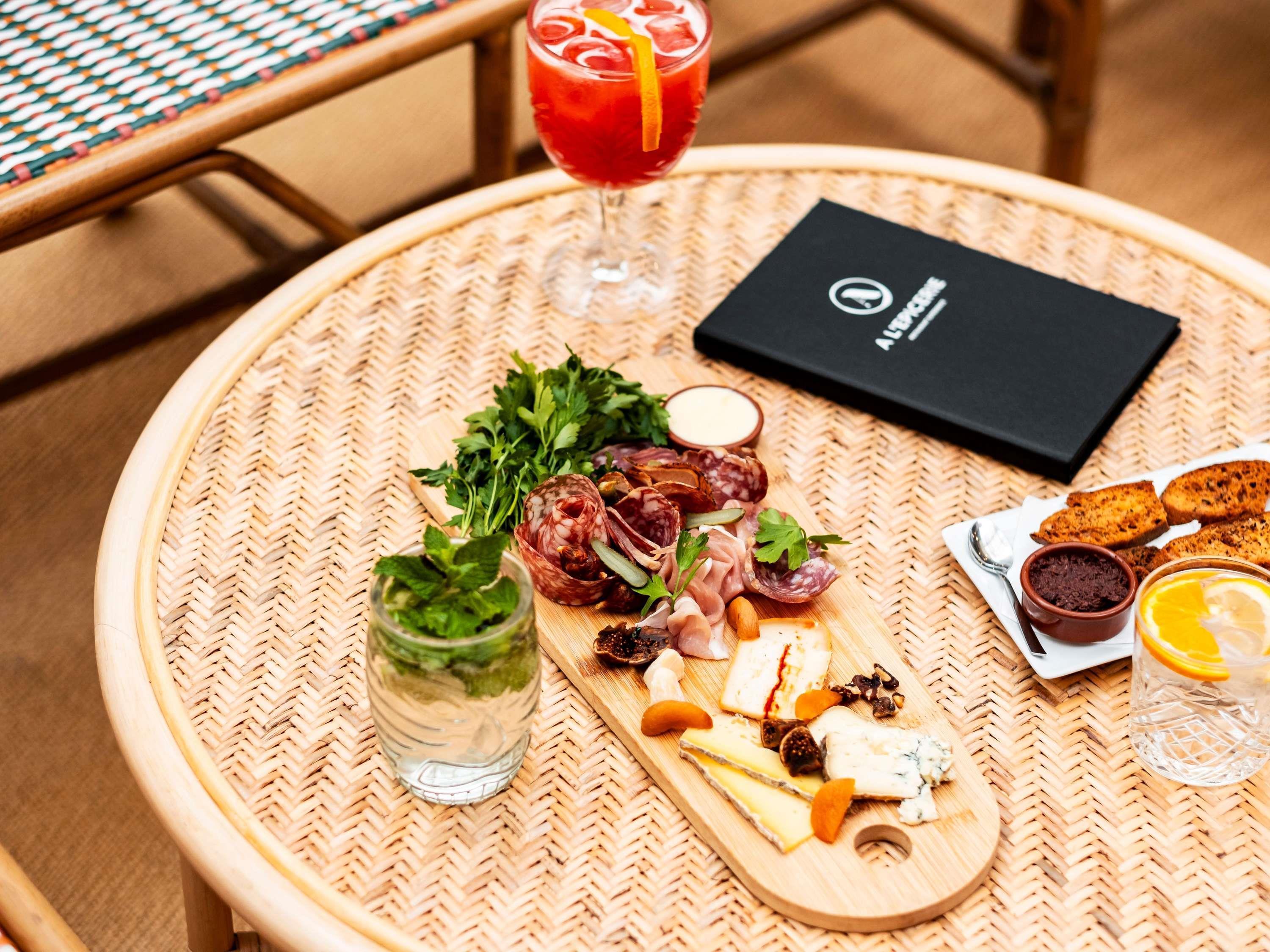 Bar/Salón Novotel Atria Nimes Centre