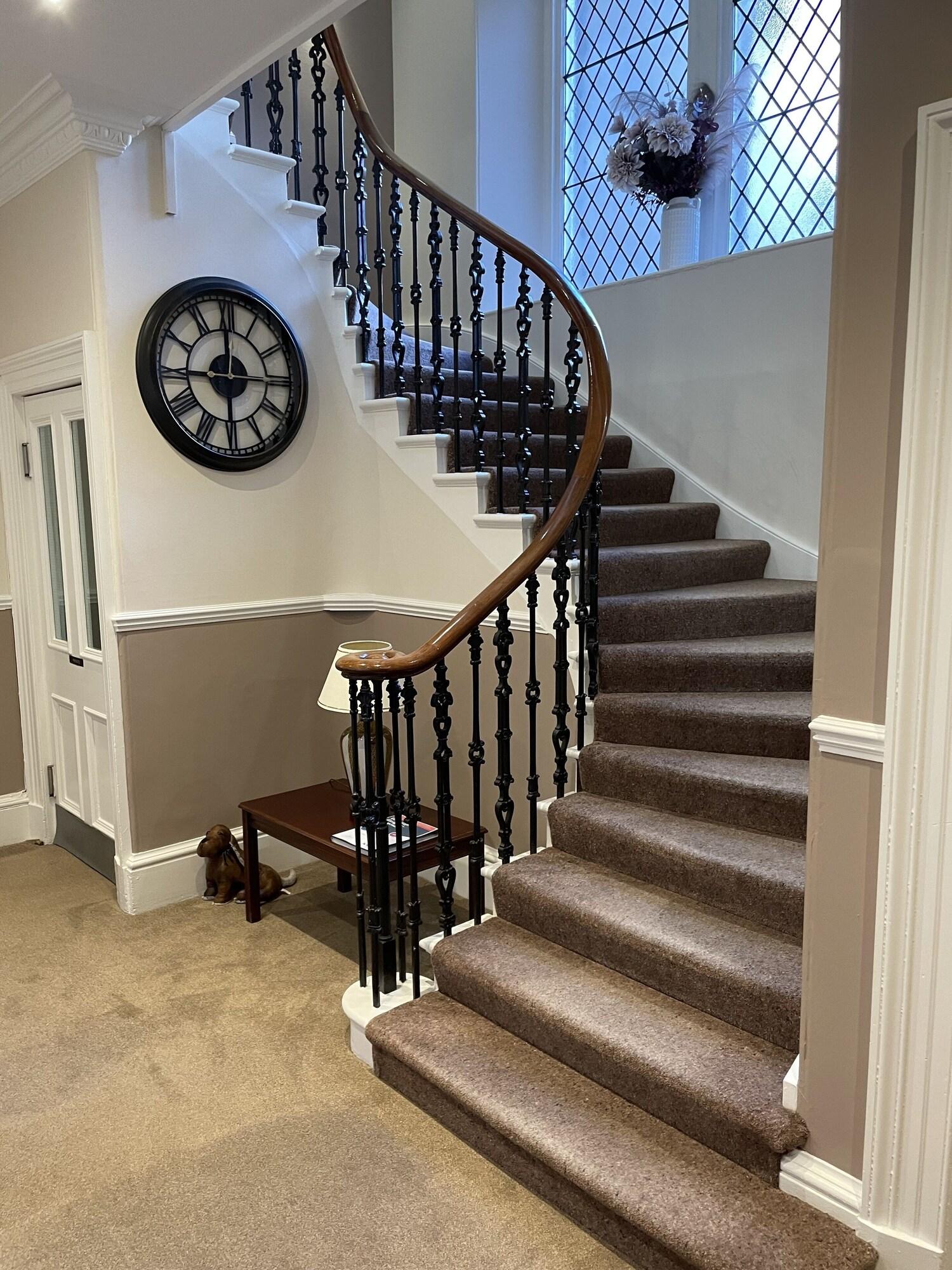 Varios Claymore Guest House and Apartments