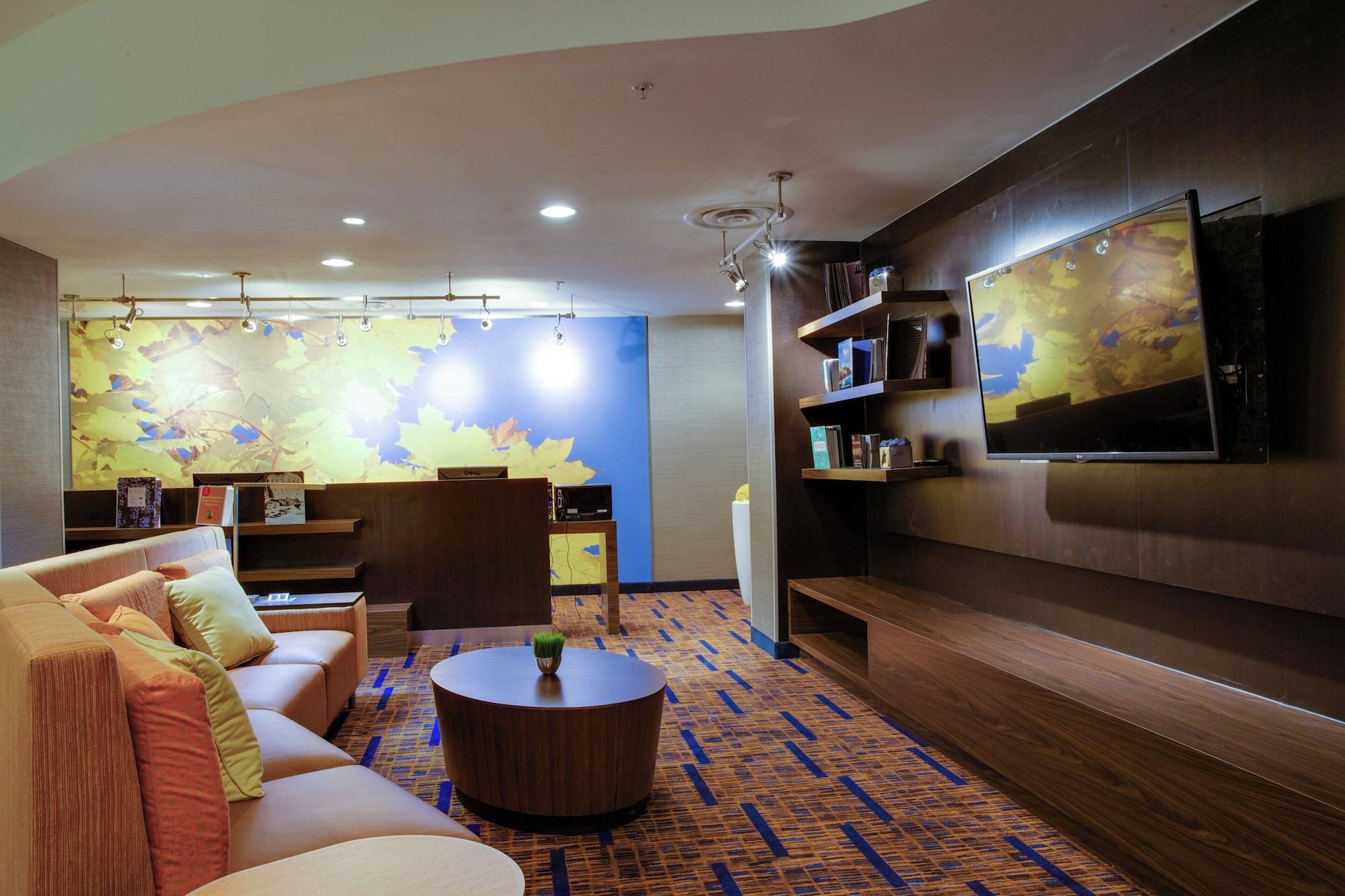 Vista Lobby Courtyard by Marriott Republic Aprt Long Island/Farmingdale