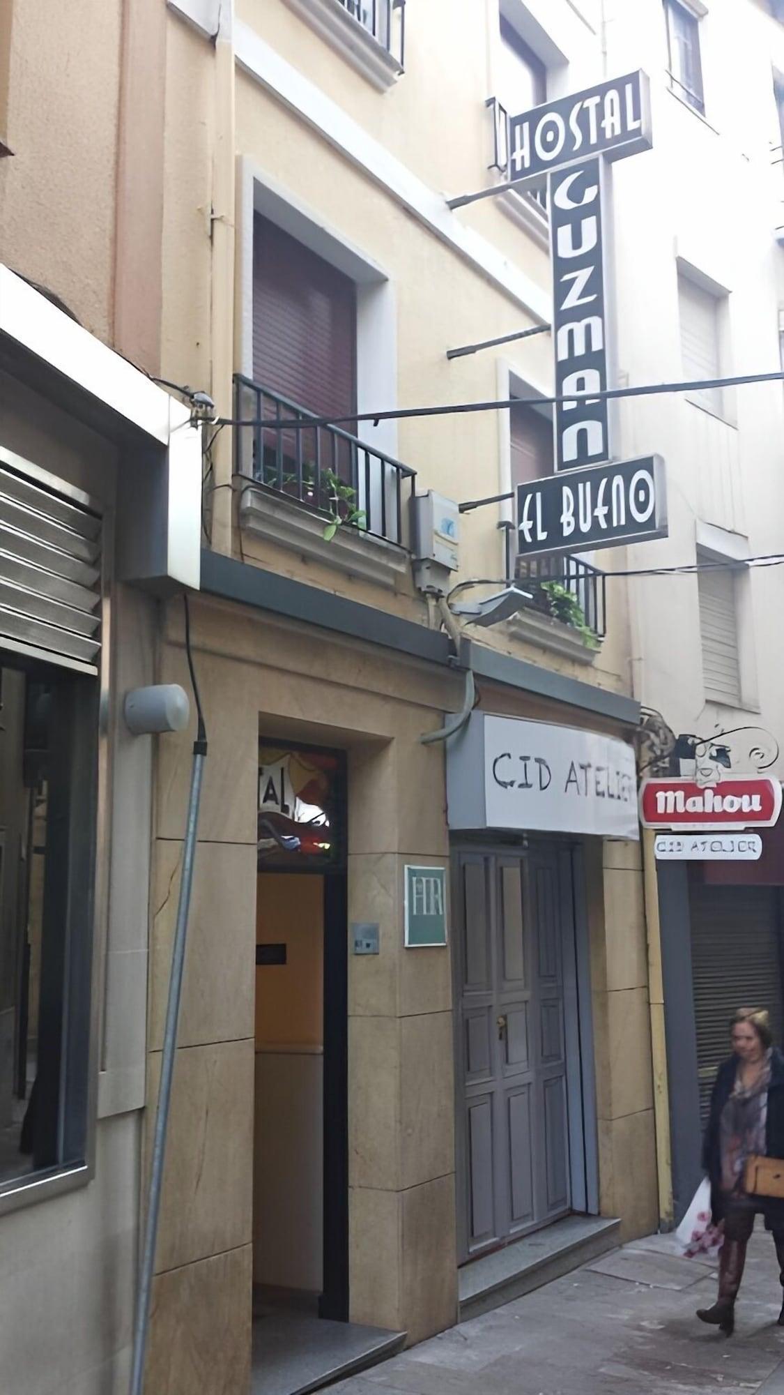 Vista Exterior Hostal Guzman El Bueno by gaiarooms