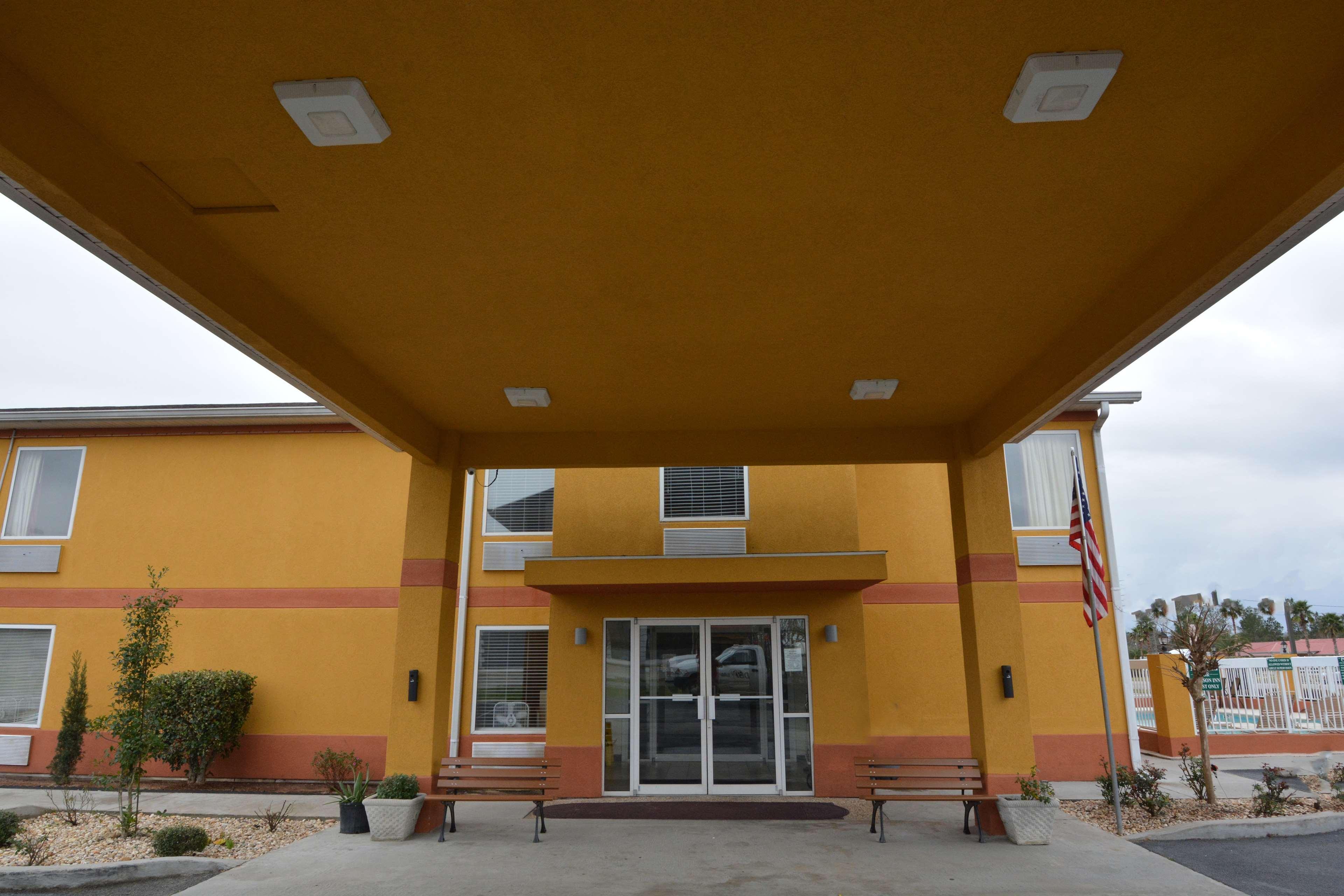 Vista Exterior Jameson Inn & Suites Hazlehurst