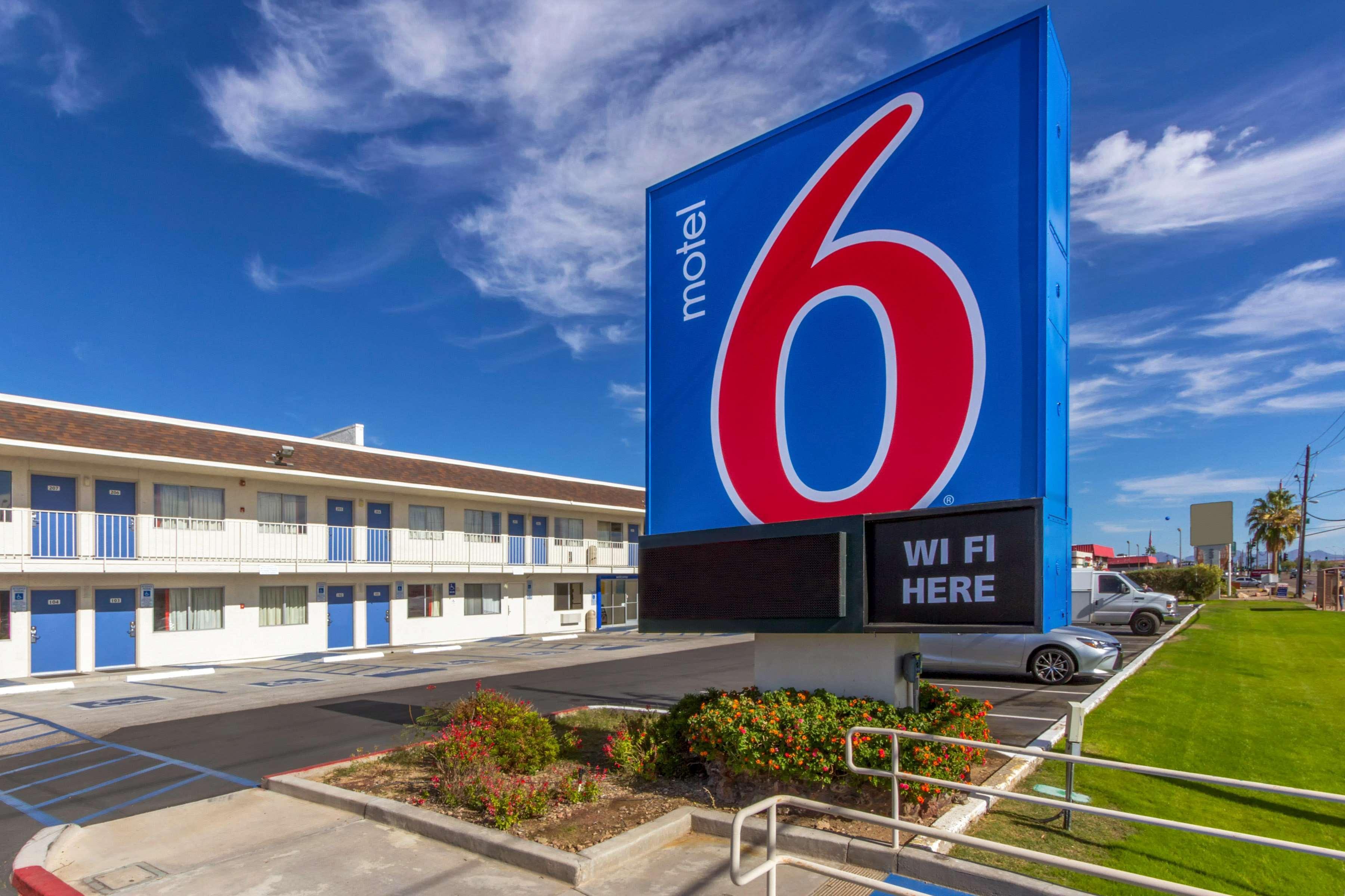 Vista Exterior Motel 6 Phoenix North - Bell Road
