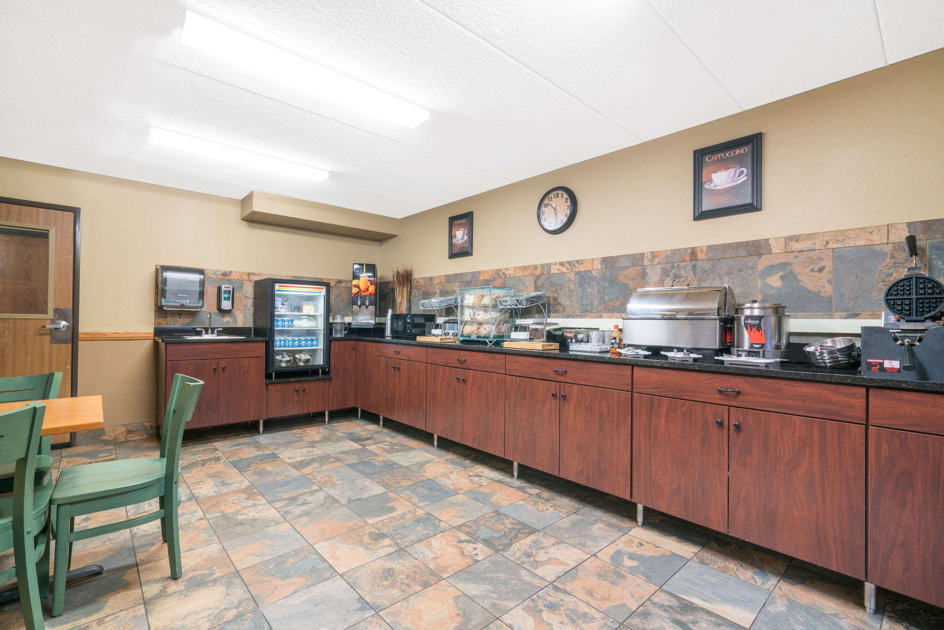 Restaurant Days Inn & Suites by Wyndham Baxter Brainerd Area