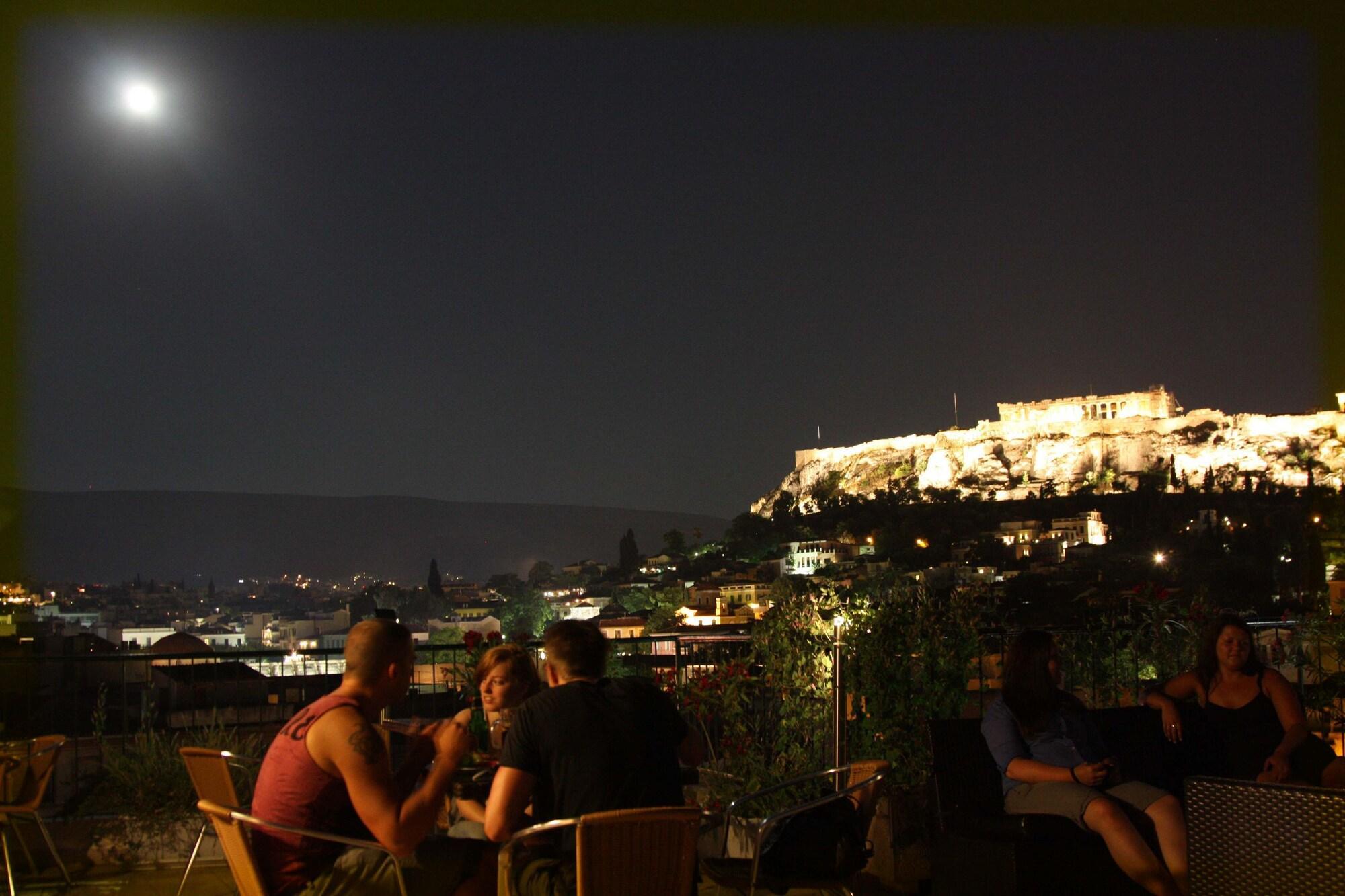 Varios Pella Inn Hostel