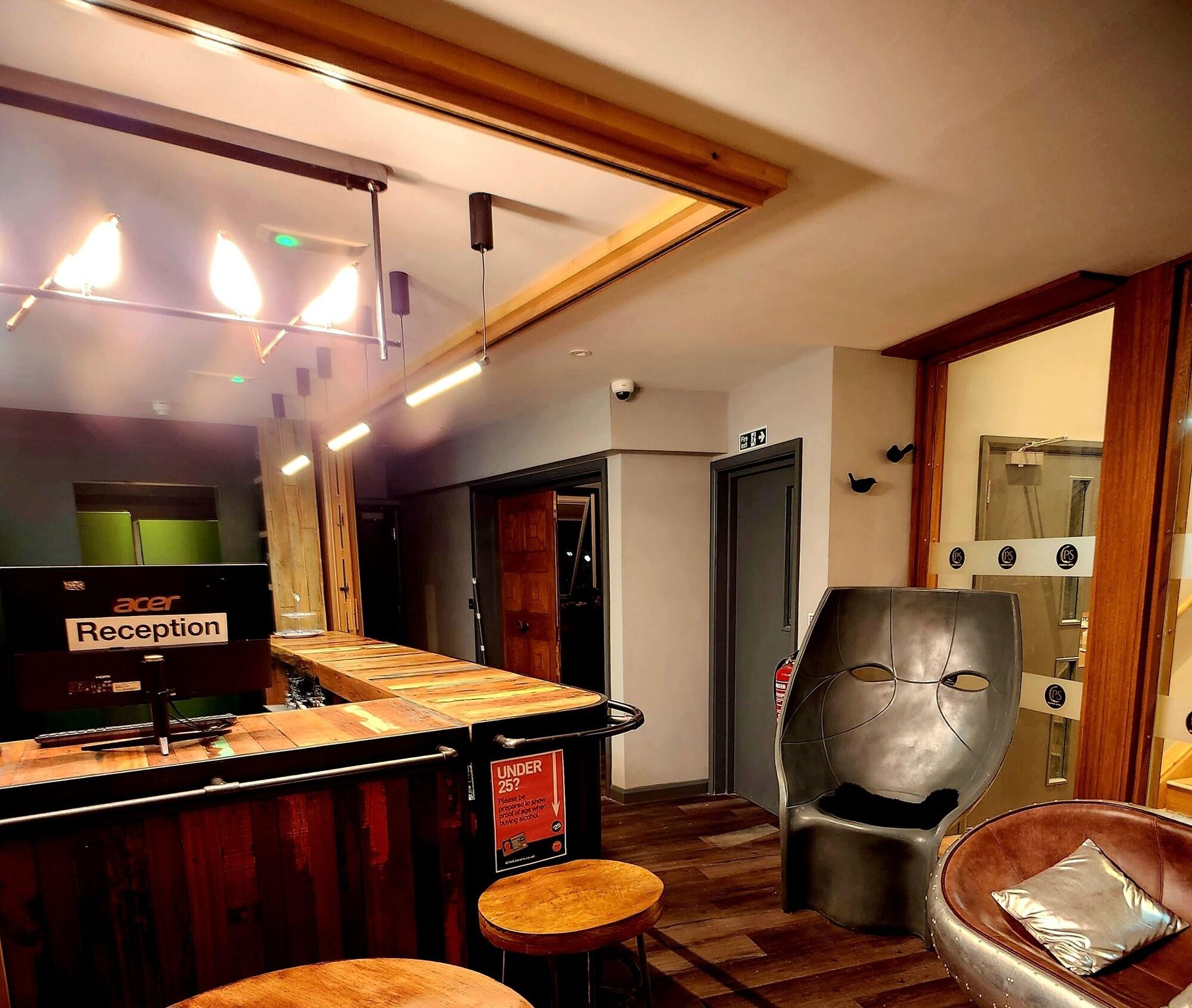 Bar/Salón Pinnacle Suites