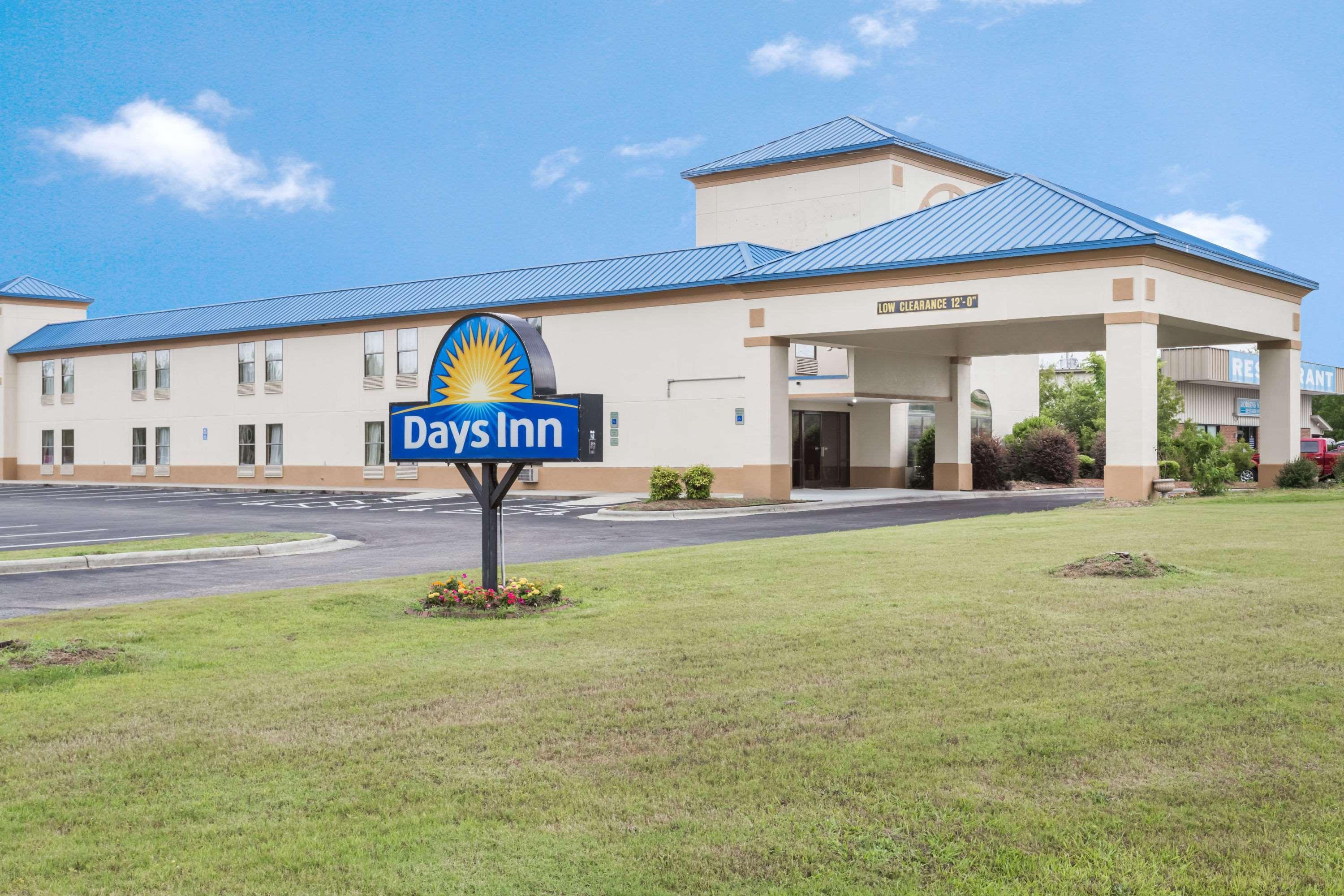Vista Exterior Days Inn by Wyndham Selma