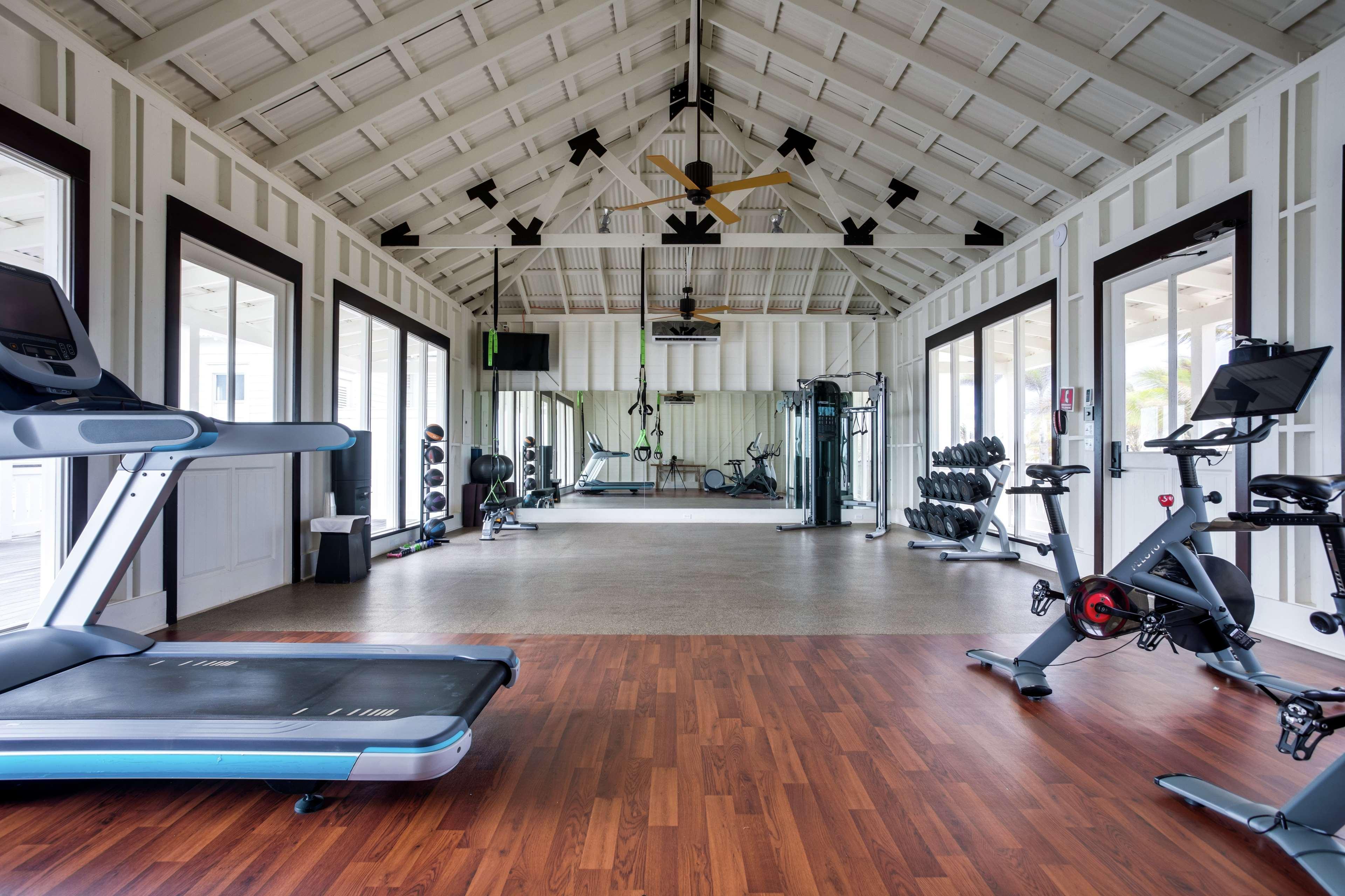 Gimnasio Mahogany Bay Resort & Beach Club, Curio Collection by Hilton